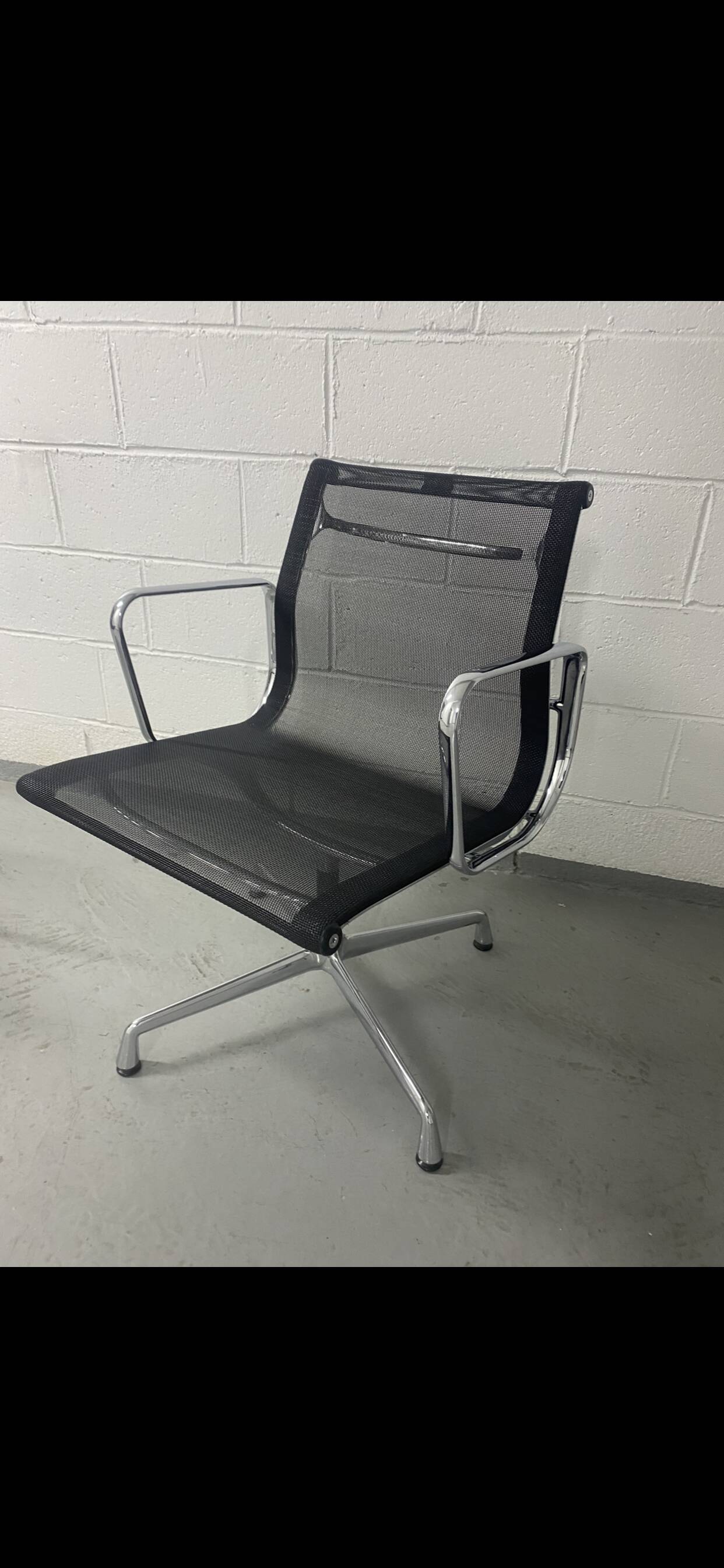 Armchair EA108 charles and Ray Eames Vitra