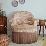 Fauteuil crapaud beige motifs floraux à franges