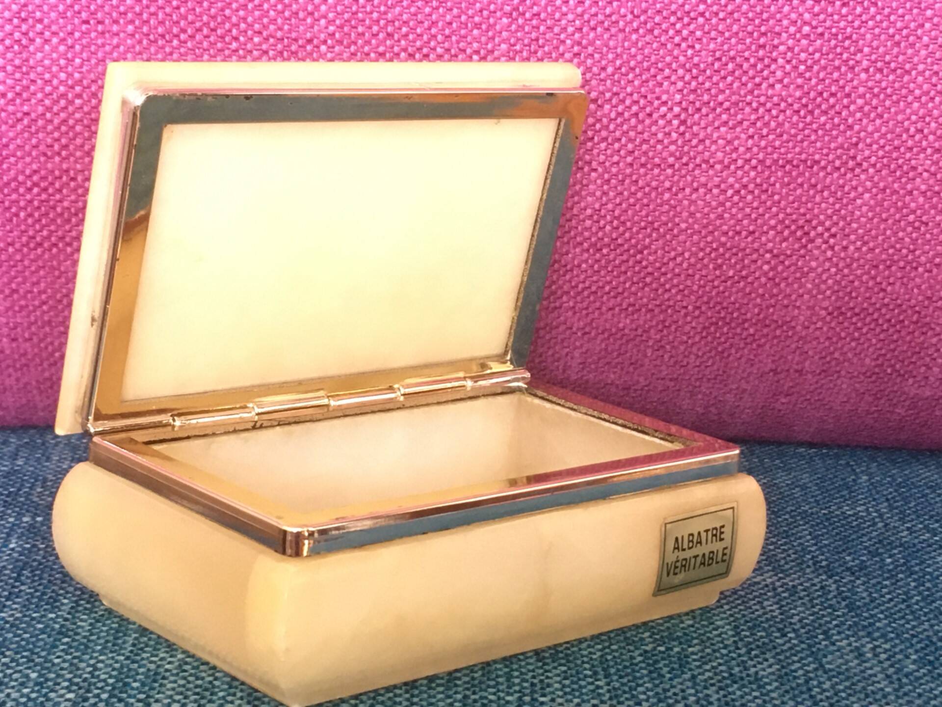 Light yellow alabaster box