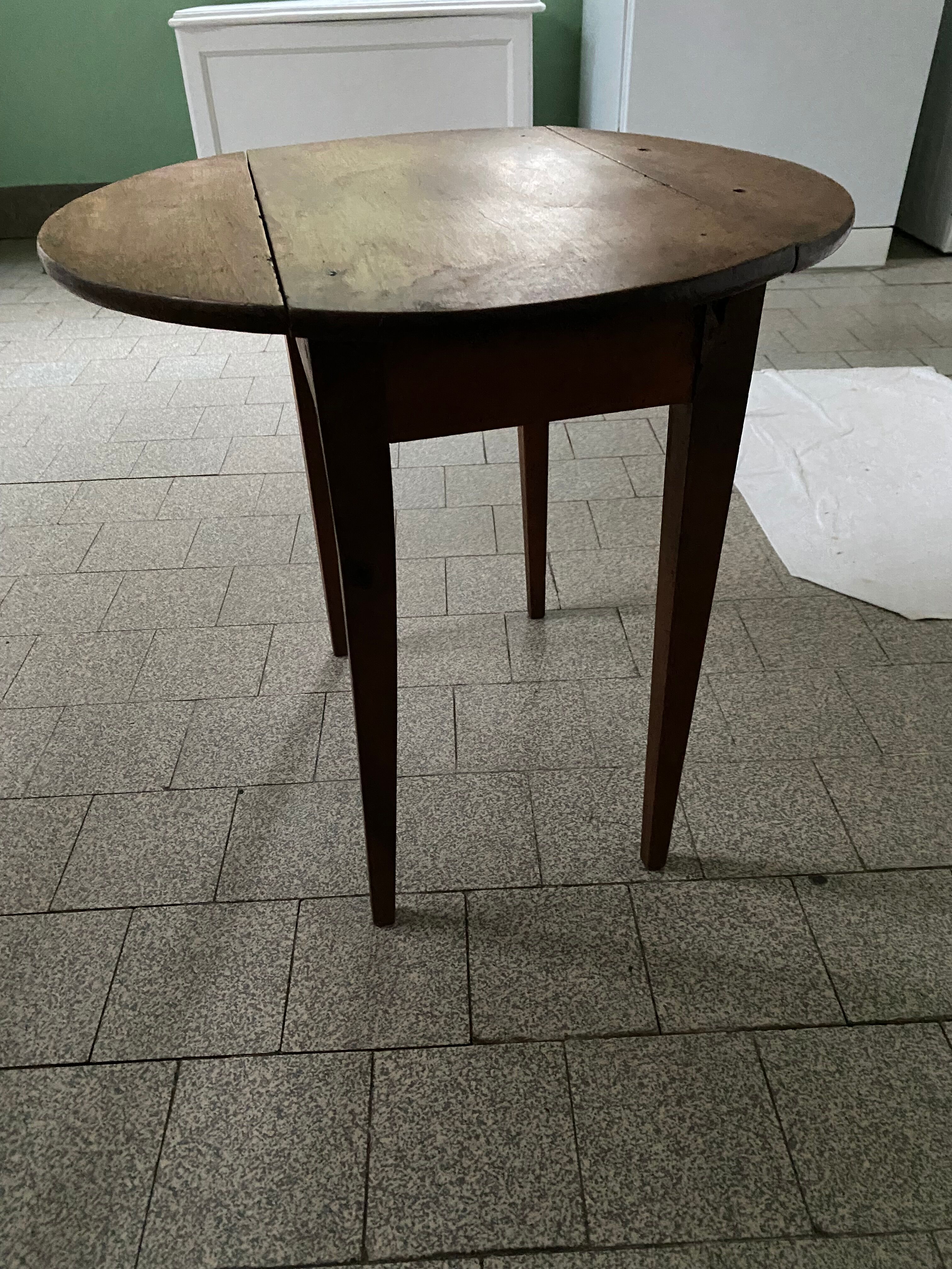 Round wooden folding coffee table