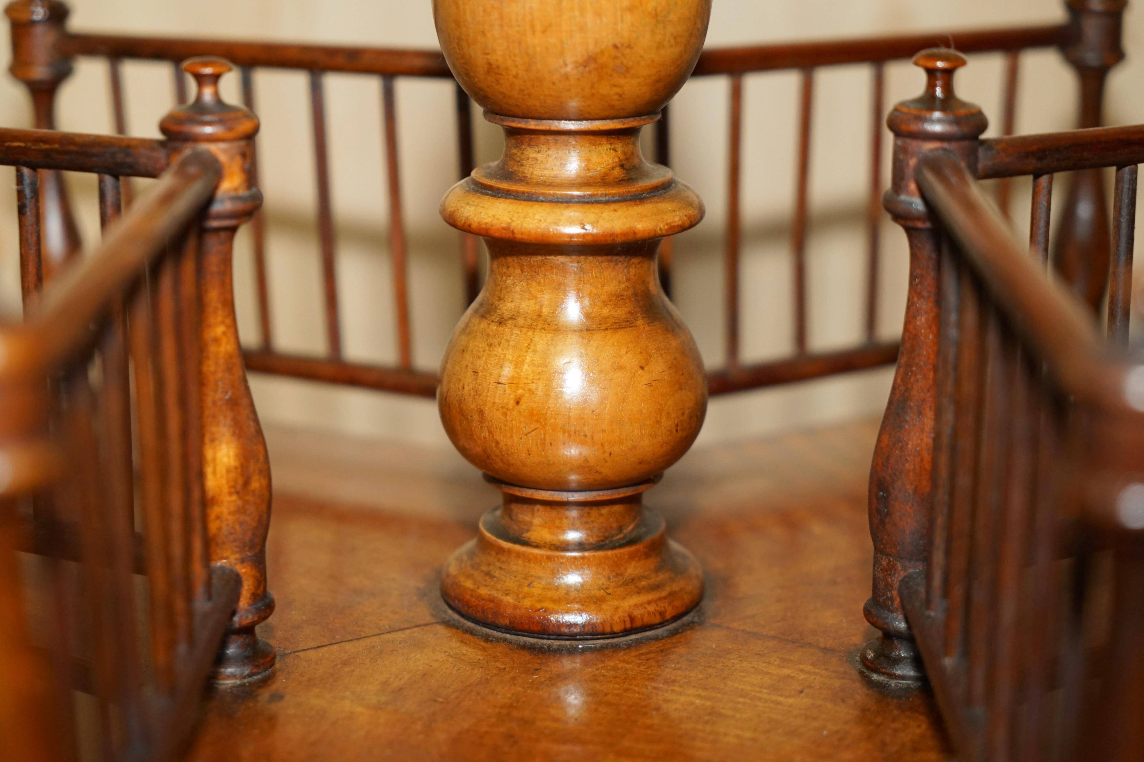 Table bibliothèque tournante en noyer moucheté victorienne restaurée antique