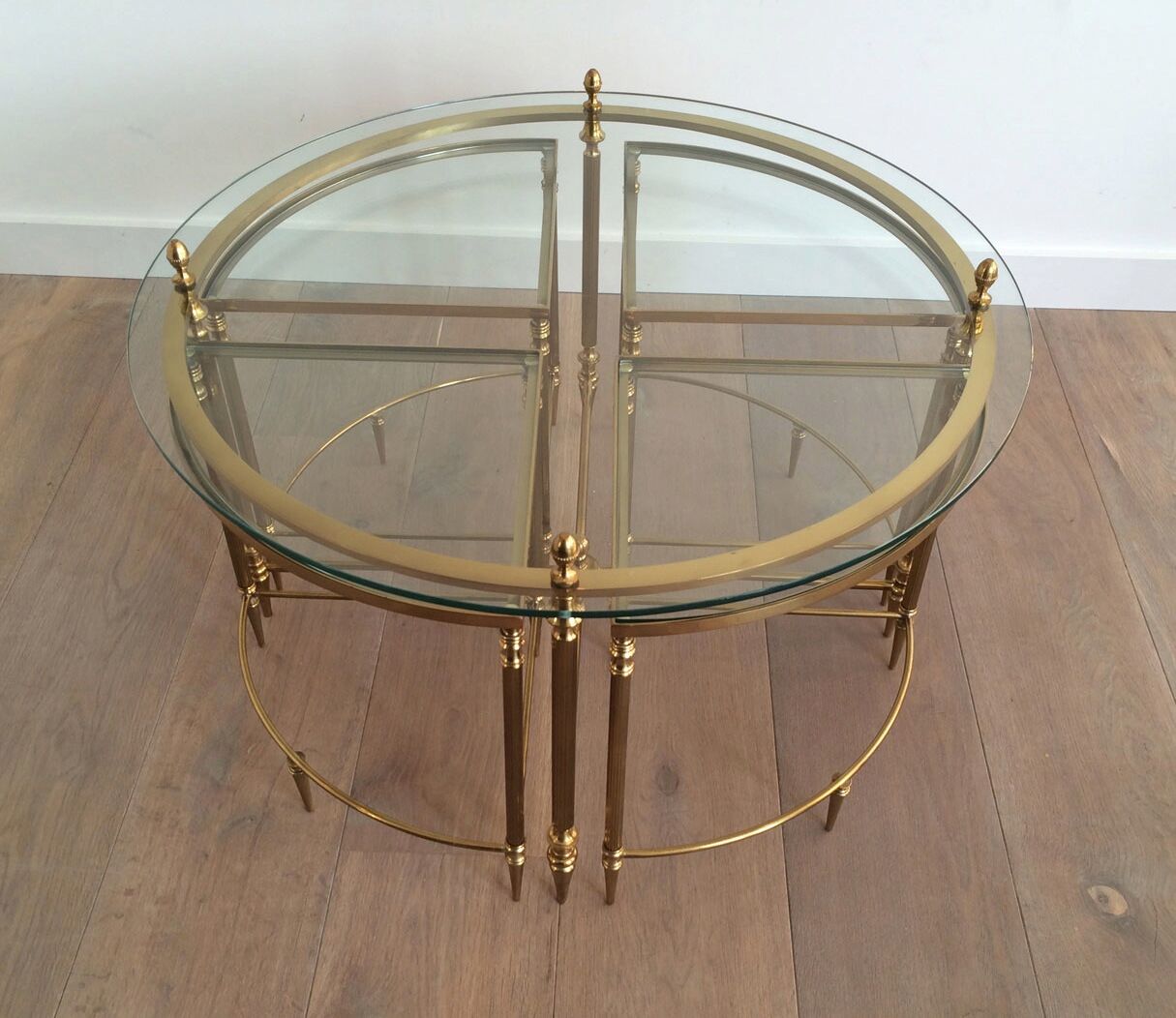 Round coffee table in brass neoclassical style