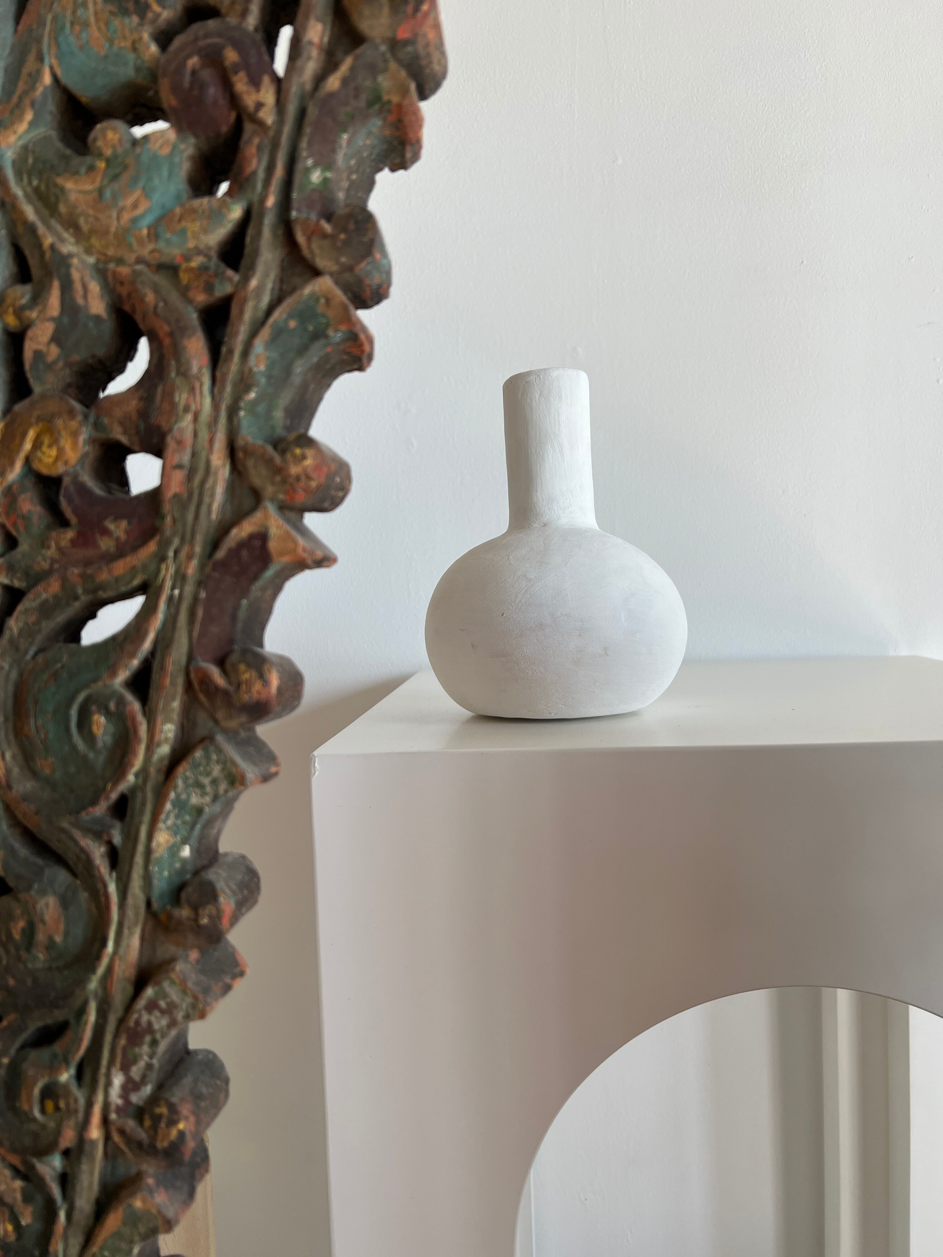 Handmade soliflore drop vase in terracotta painted white h:20 d:15