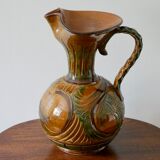 Vase sculpté, forme de cruche