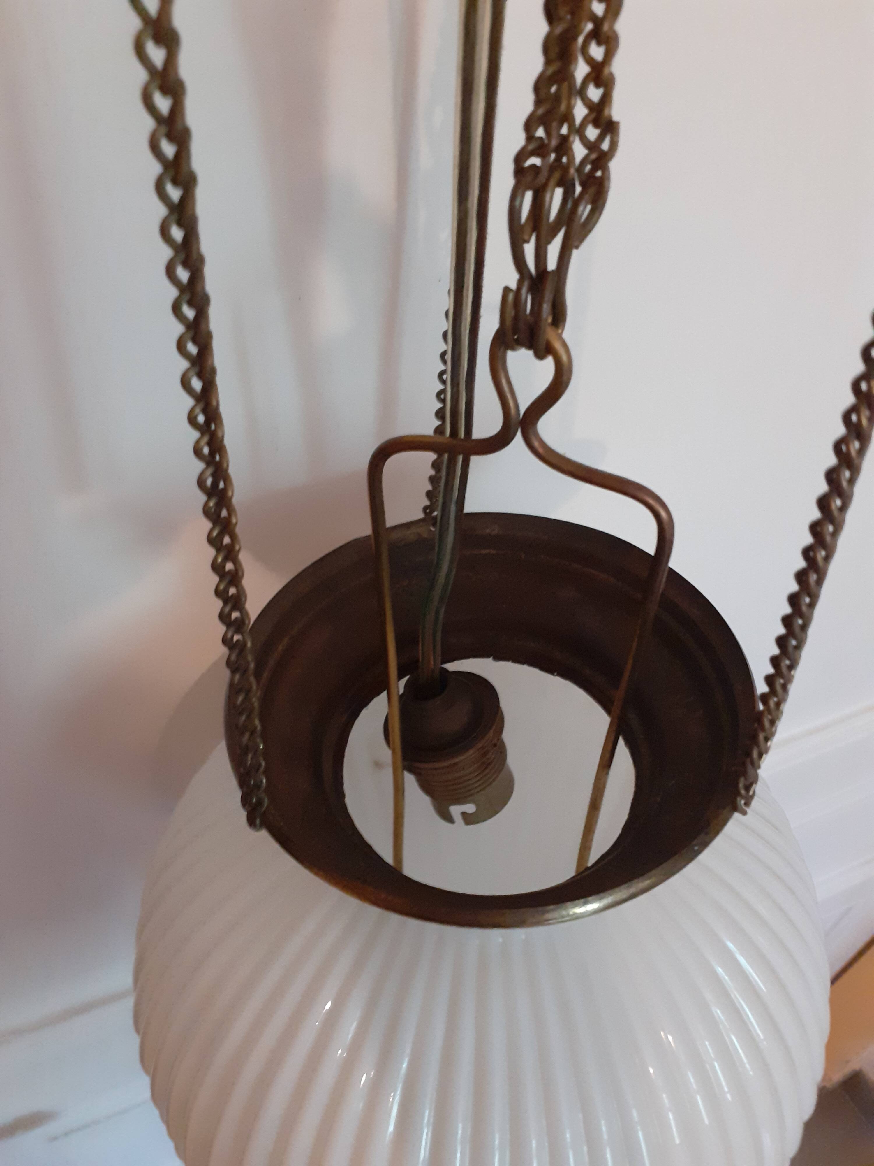Suspension ancienne en opaline et laiton