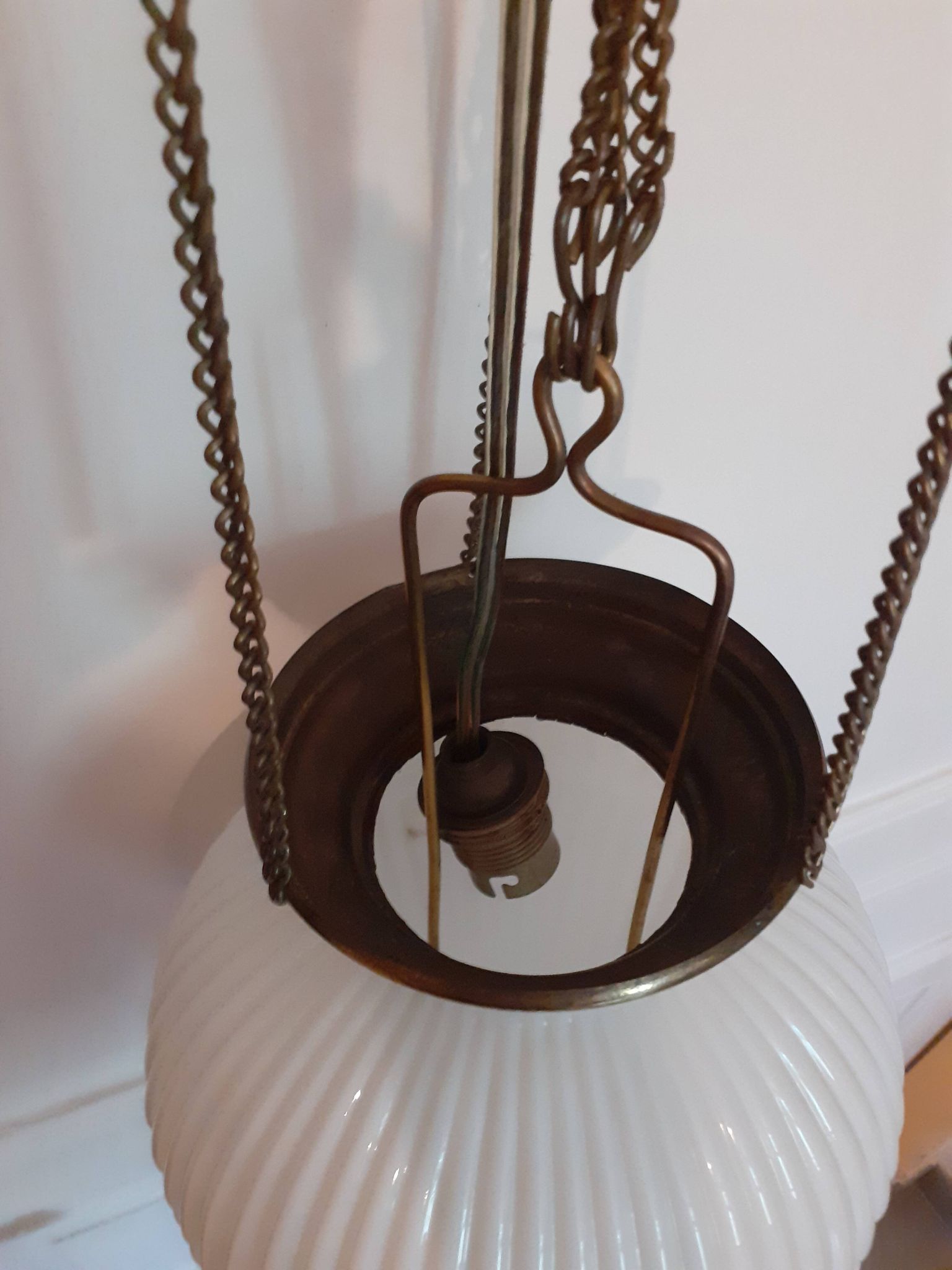 Suspension ancienne en opaline et laiton