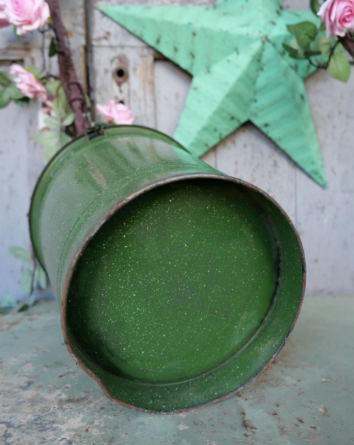 Lot of 3 pieces enamelled basins and bucket