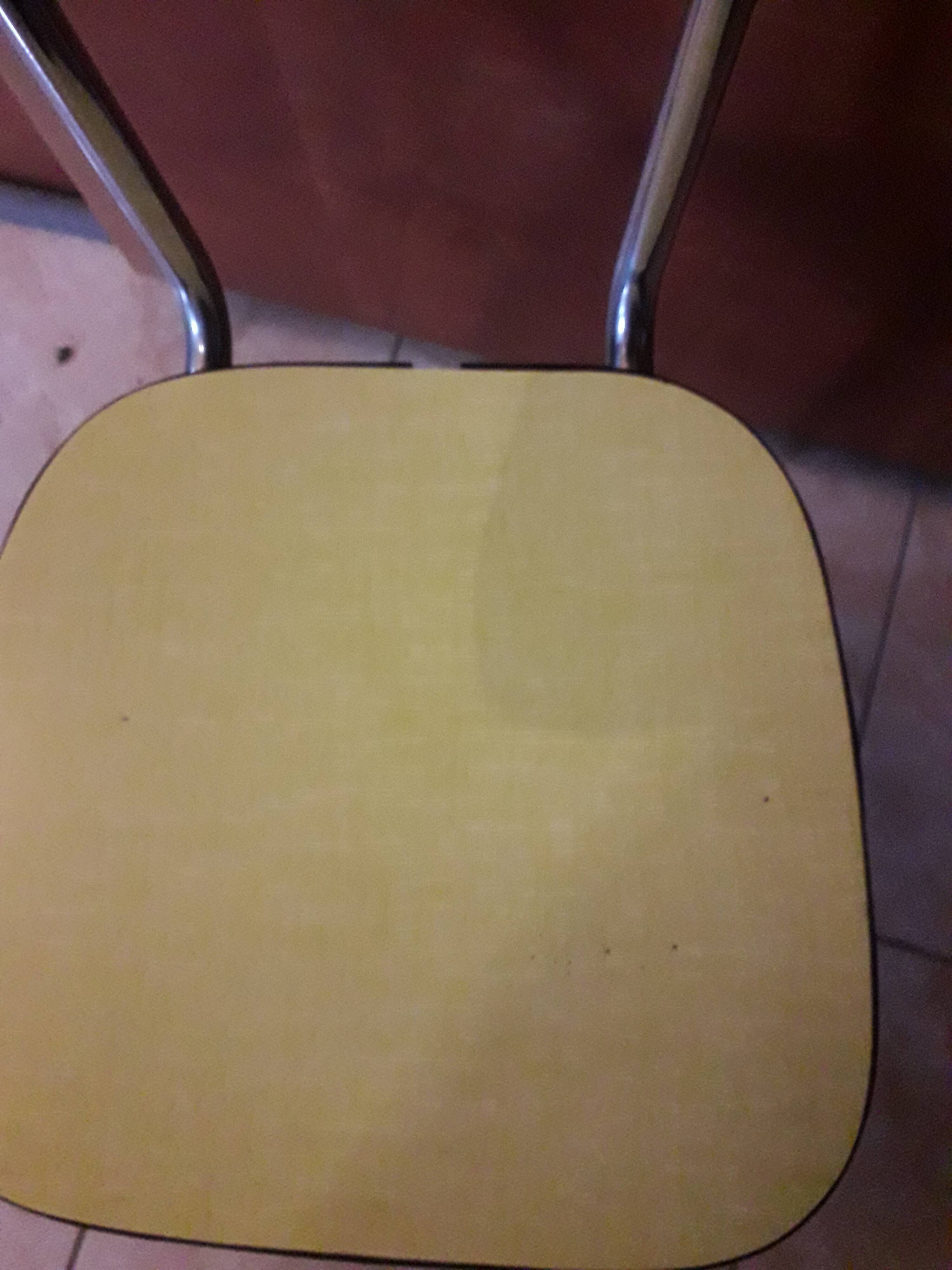 Paire de chaises en formica jaune  vintage