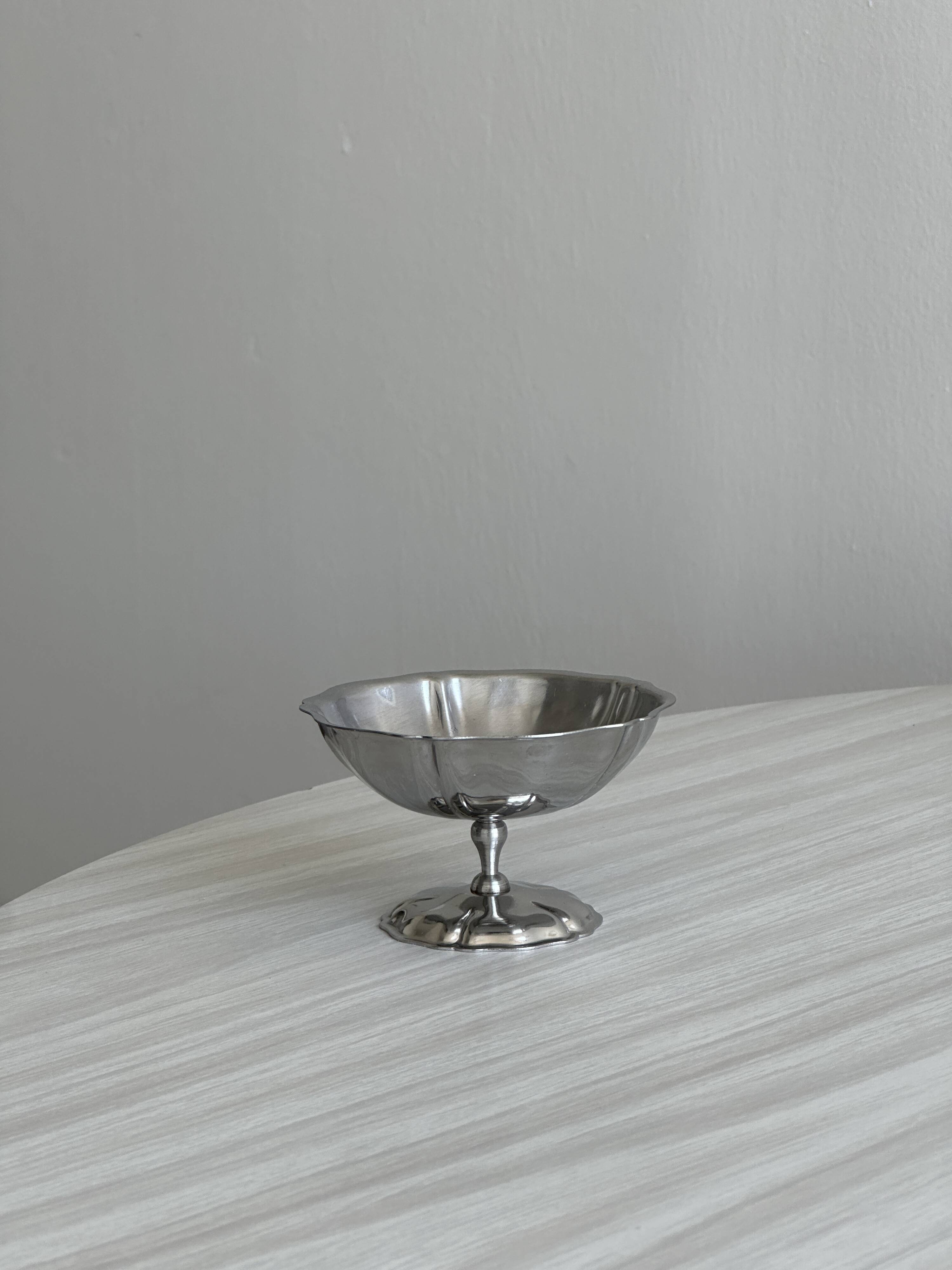 6 silver-plated metal bowls