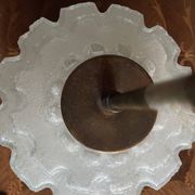 Suspension/lustre en verre moulé et laiton - années 70