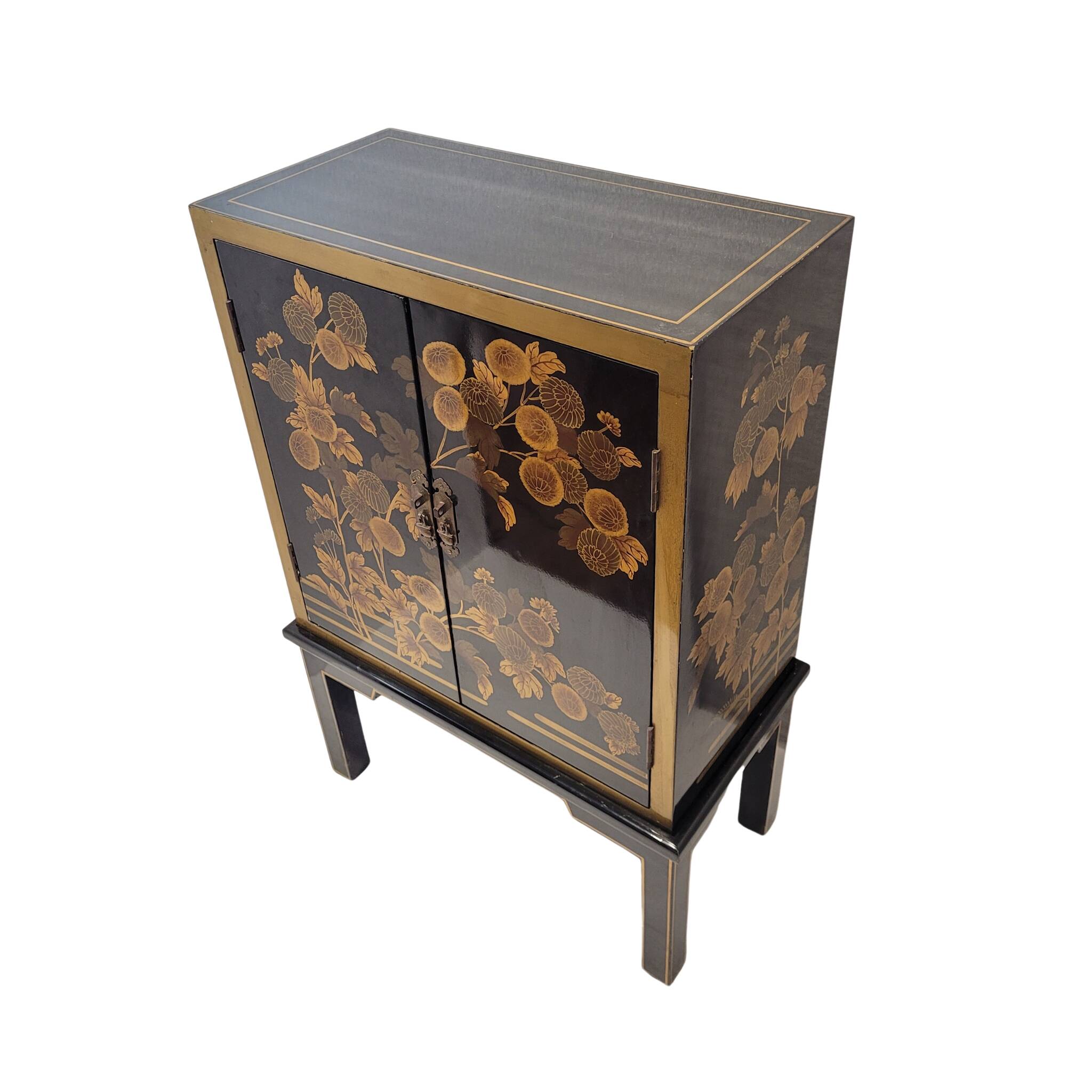 Cabinet “Crisantemos”, laca urushi-e, Showa period, s. XX – Japan