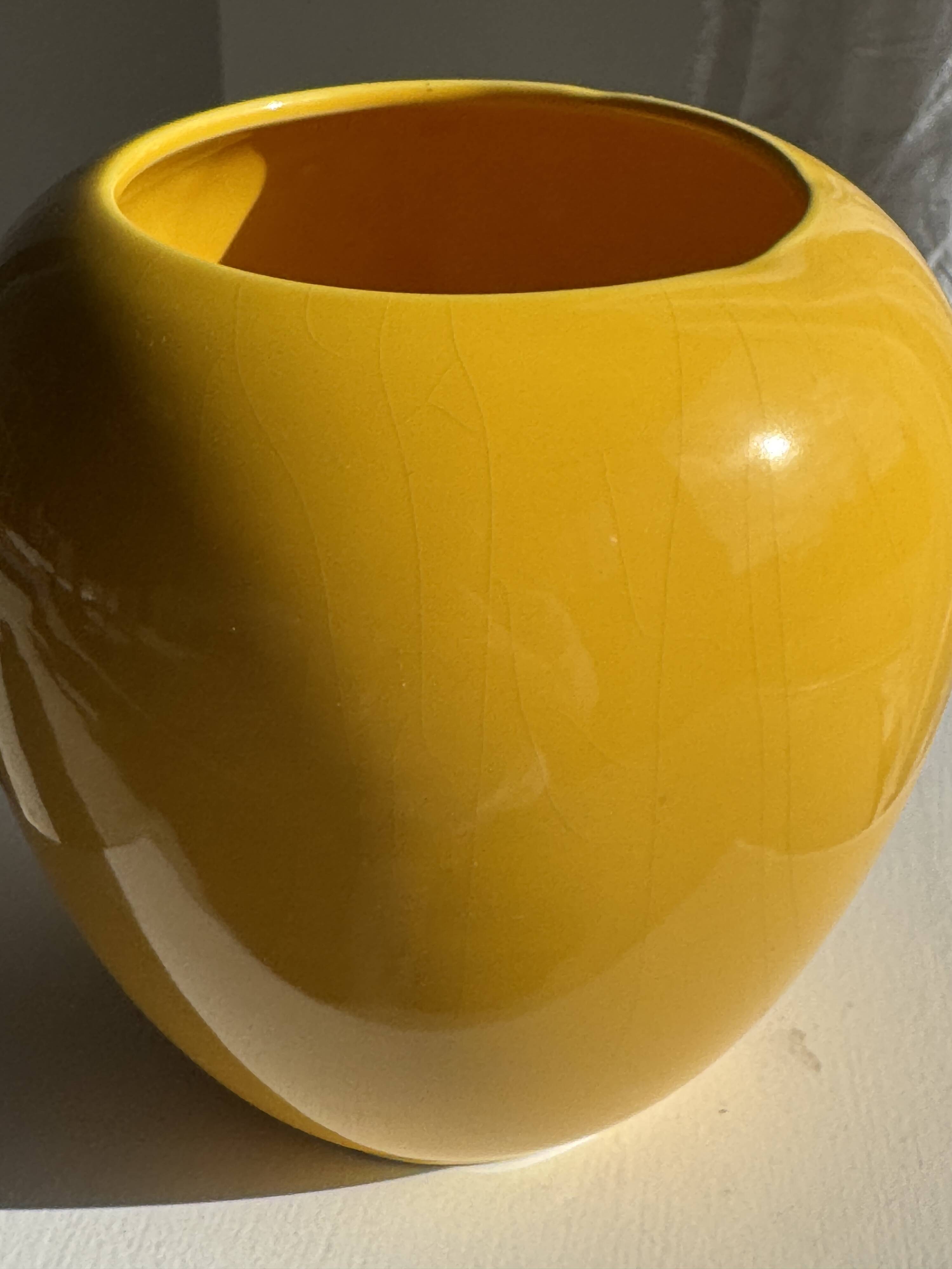 Small yellow spherical vase from the 90s, H10 D16