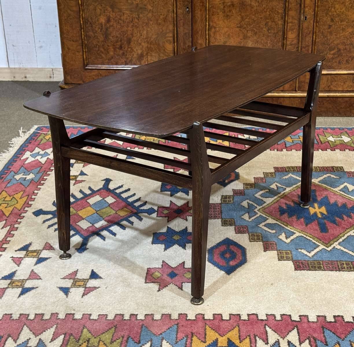Table basse anglaise en acajou et hêtre des années 70