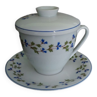 Singer tea cup with built-in tea filter