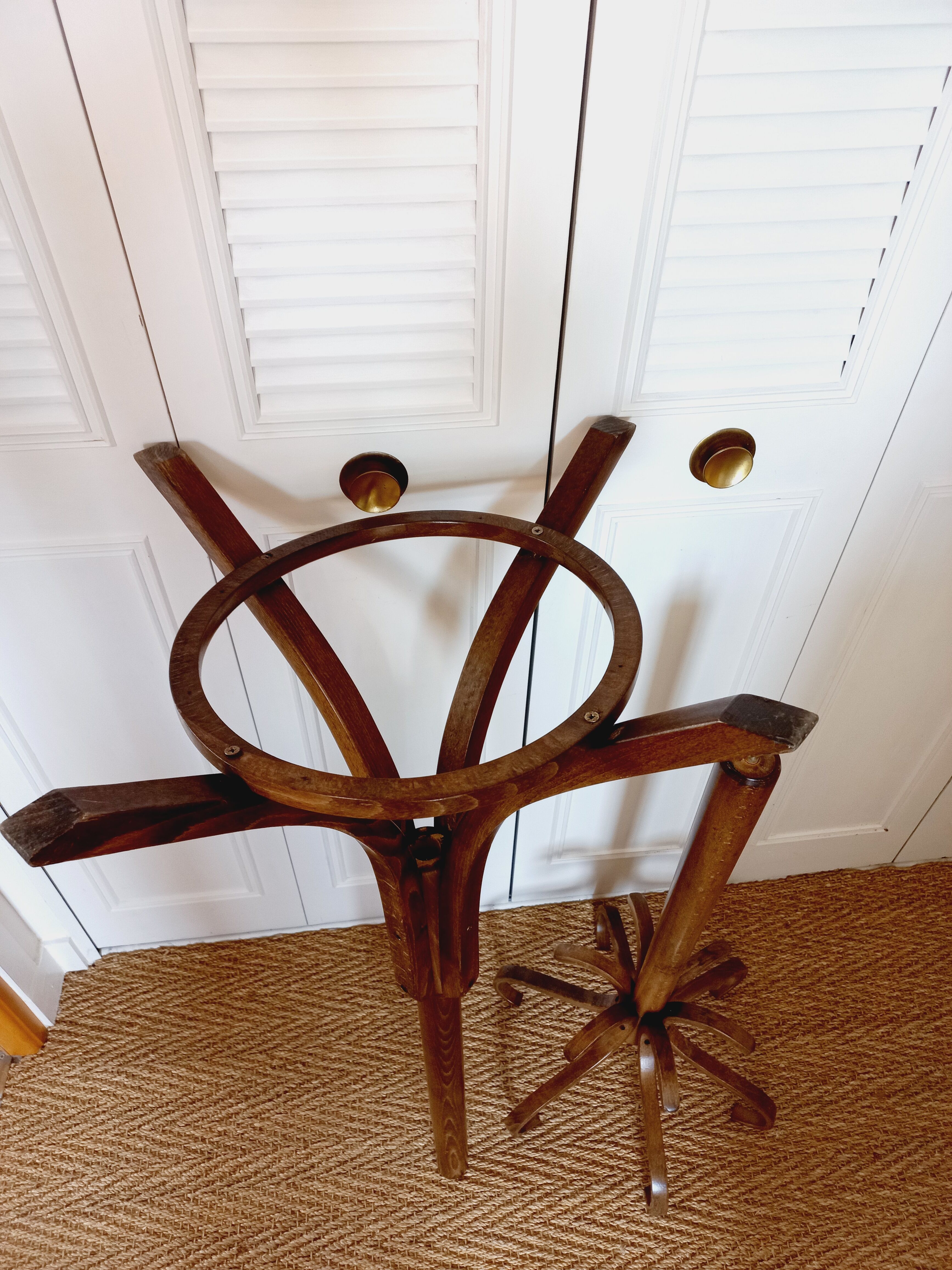 Baumann parrot coat rack