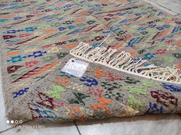 Tapis gris en laine, tapis kilim marocain fait à la main, tapis berbère brodé