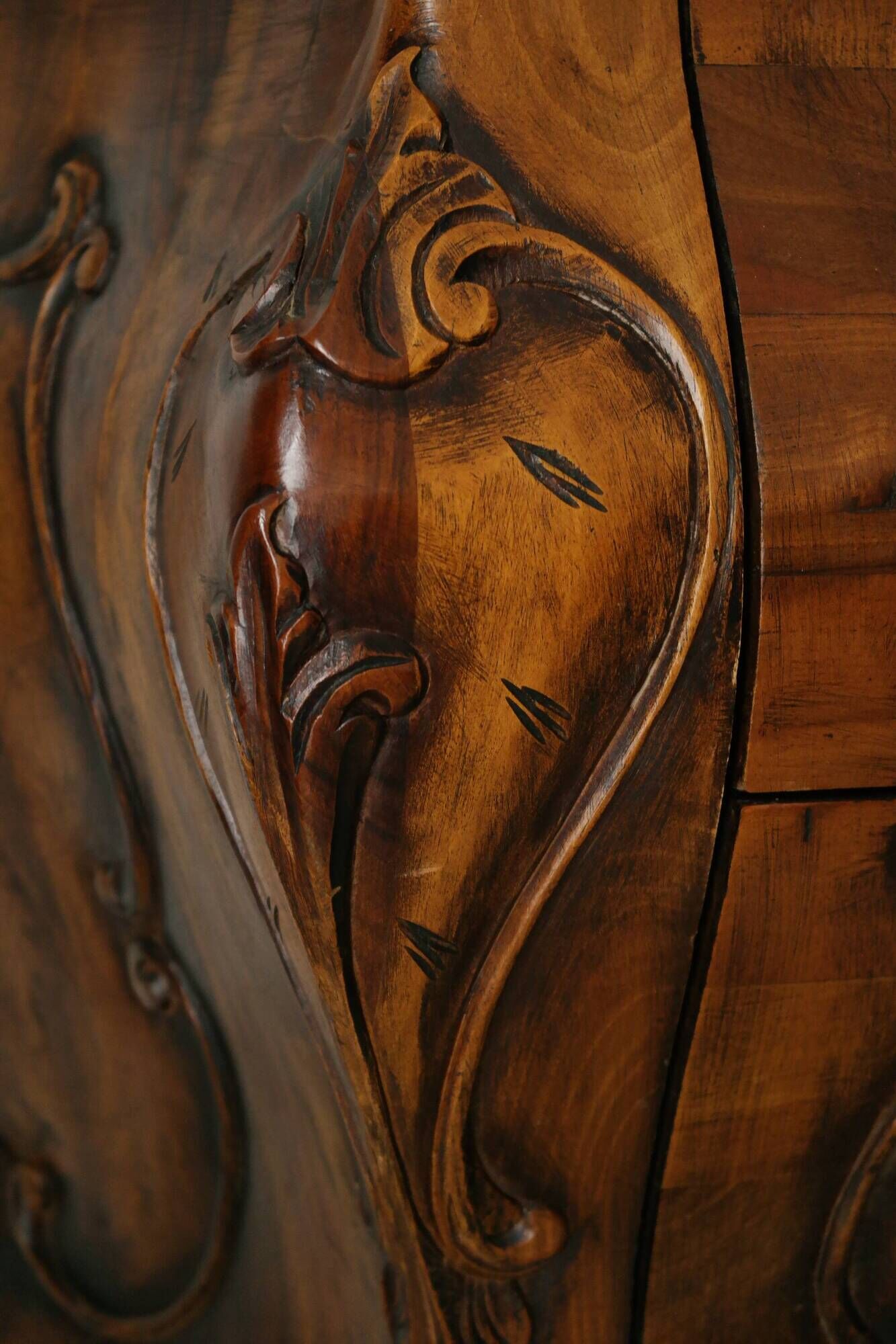 Louis XV style walnut tomb chest of drawers, 20th century