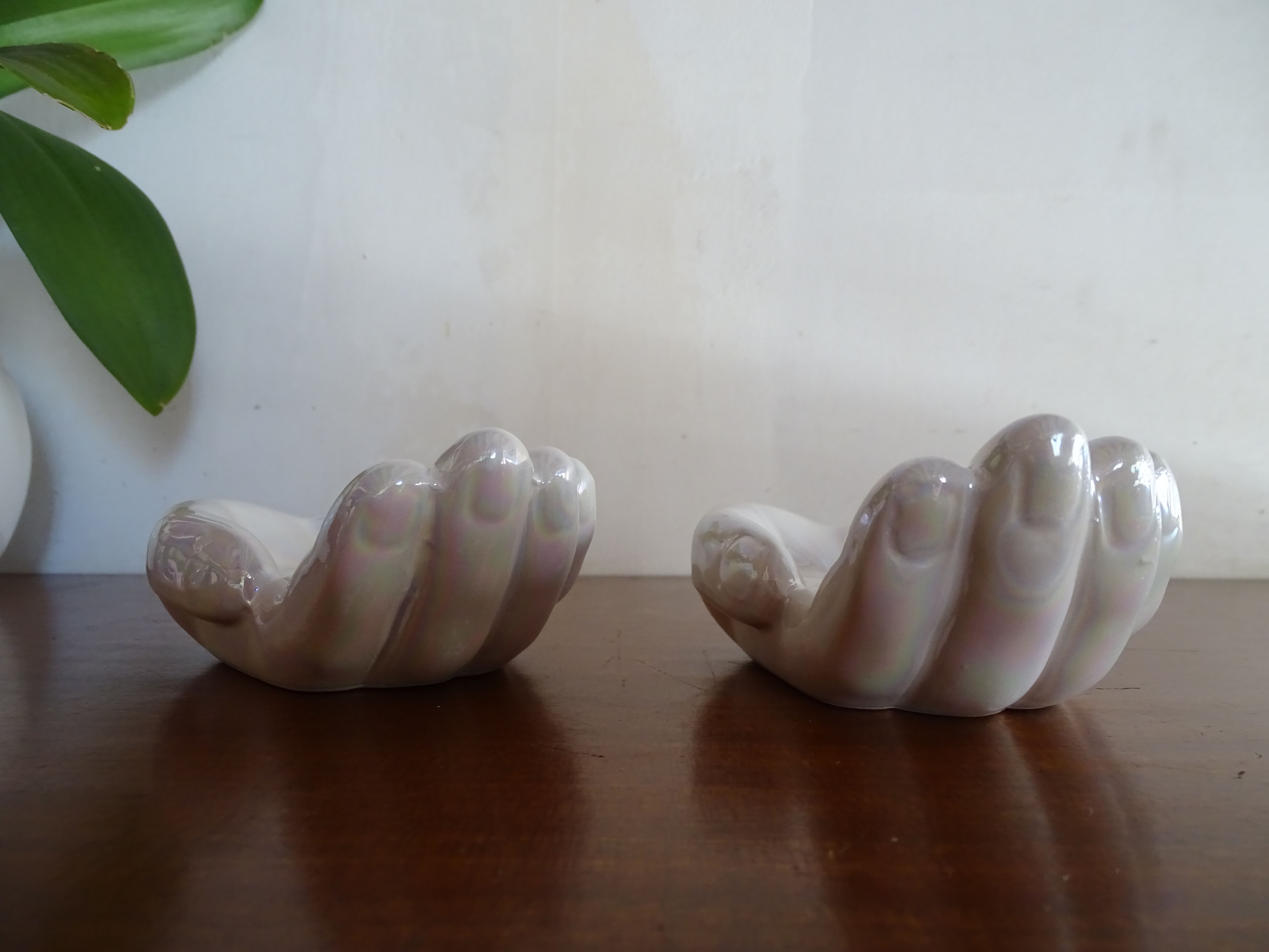 Pair of empty iridescent hand pockets in vintage ceramic 1960