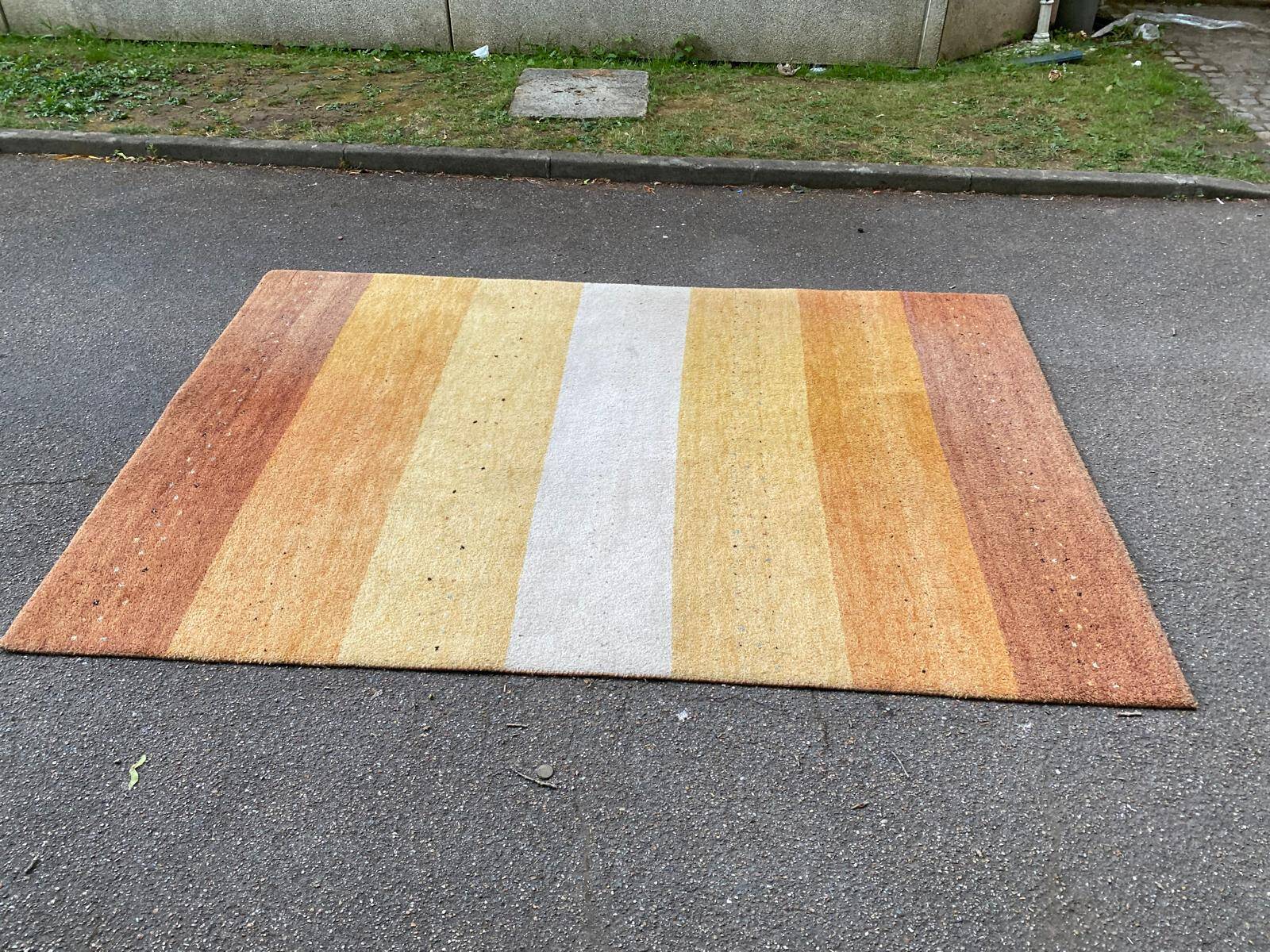 Handmade artisanal Persian Gabbeh rug in wool, India, 200x300cm.