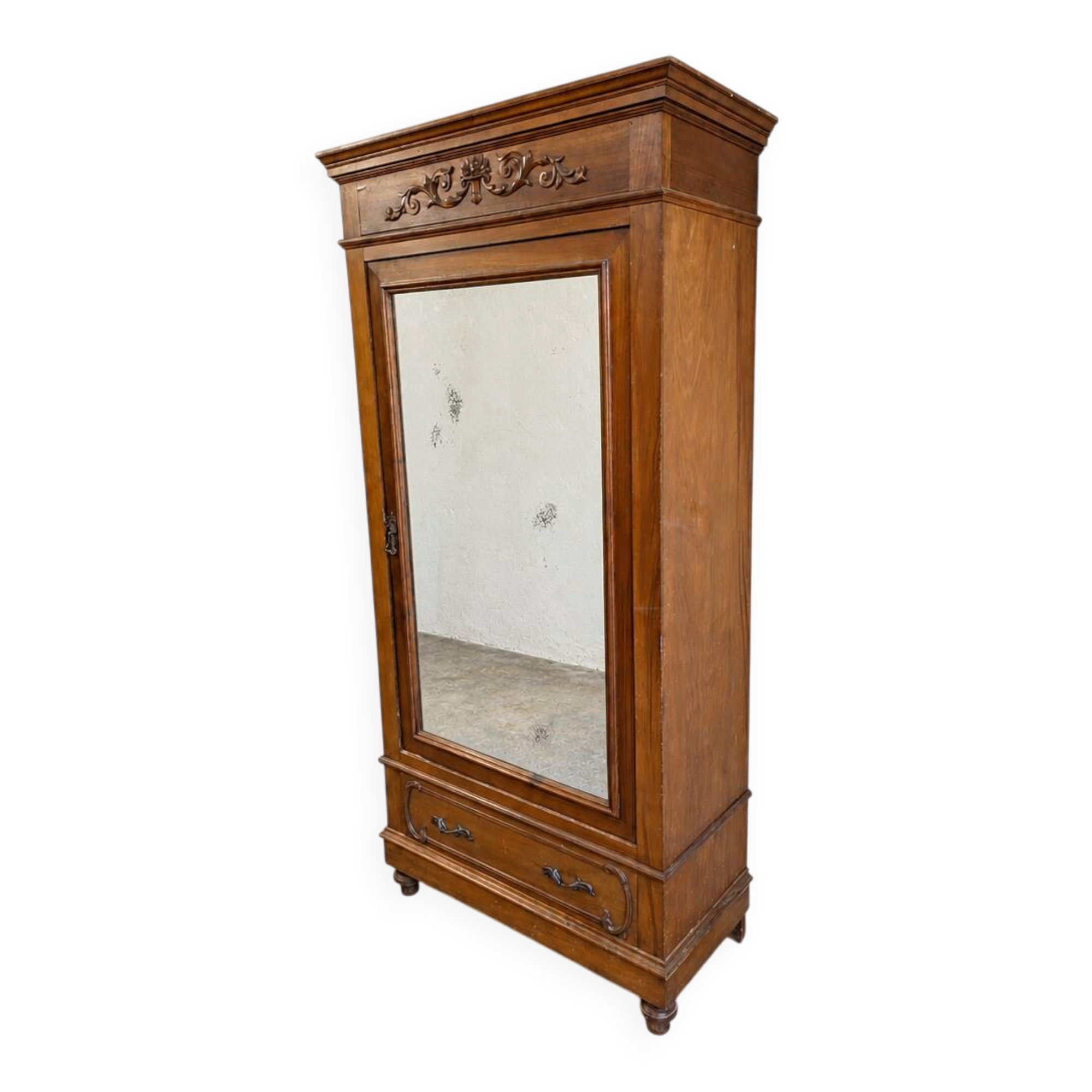 Armoire ancienne à miroir et décors sculptés