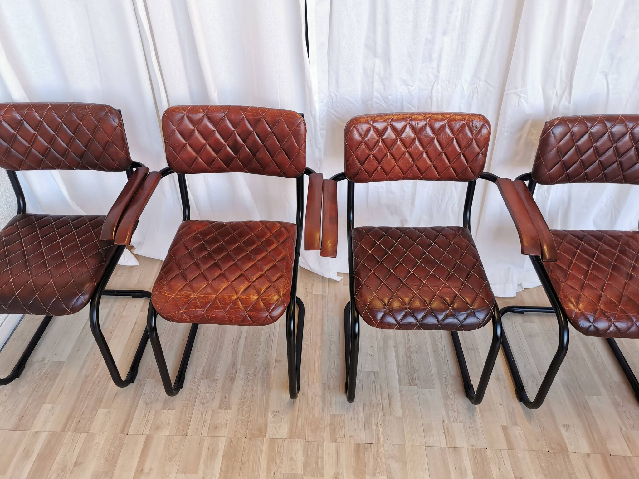 Lot de 4 chaises de salle à manger vintage en cuir matelassé : base en métal noir