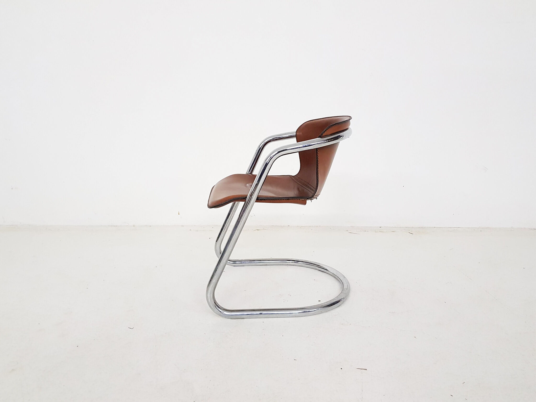 Fauteuil en cuir brun pour Cidue, Italie