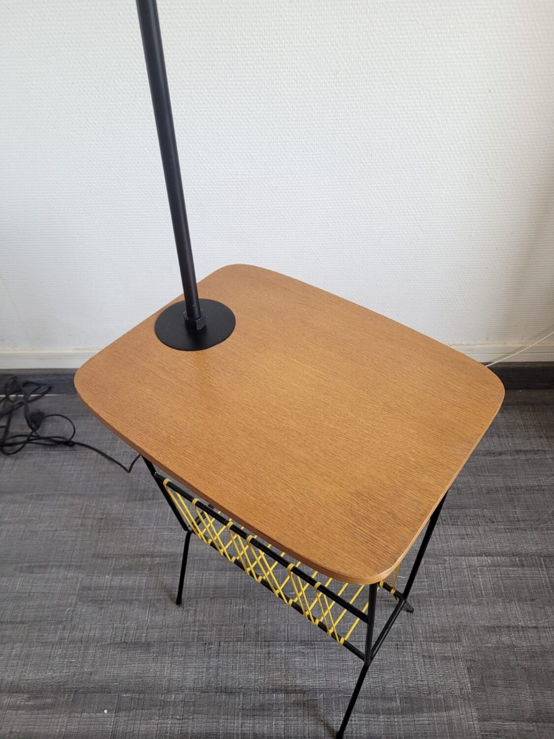 E-reader magazine holder scoubidou