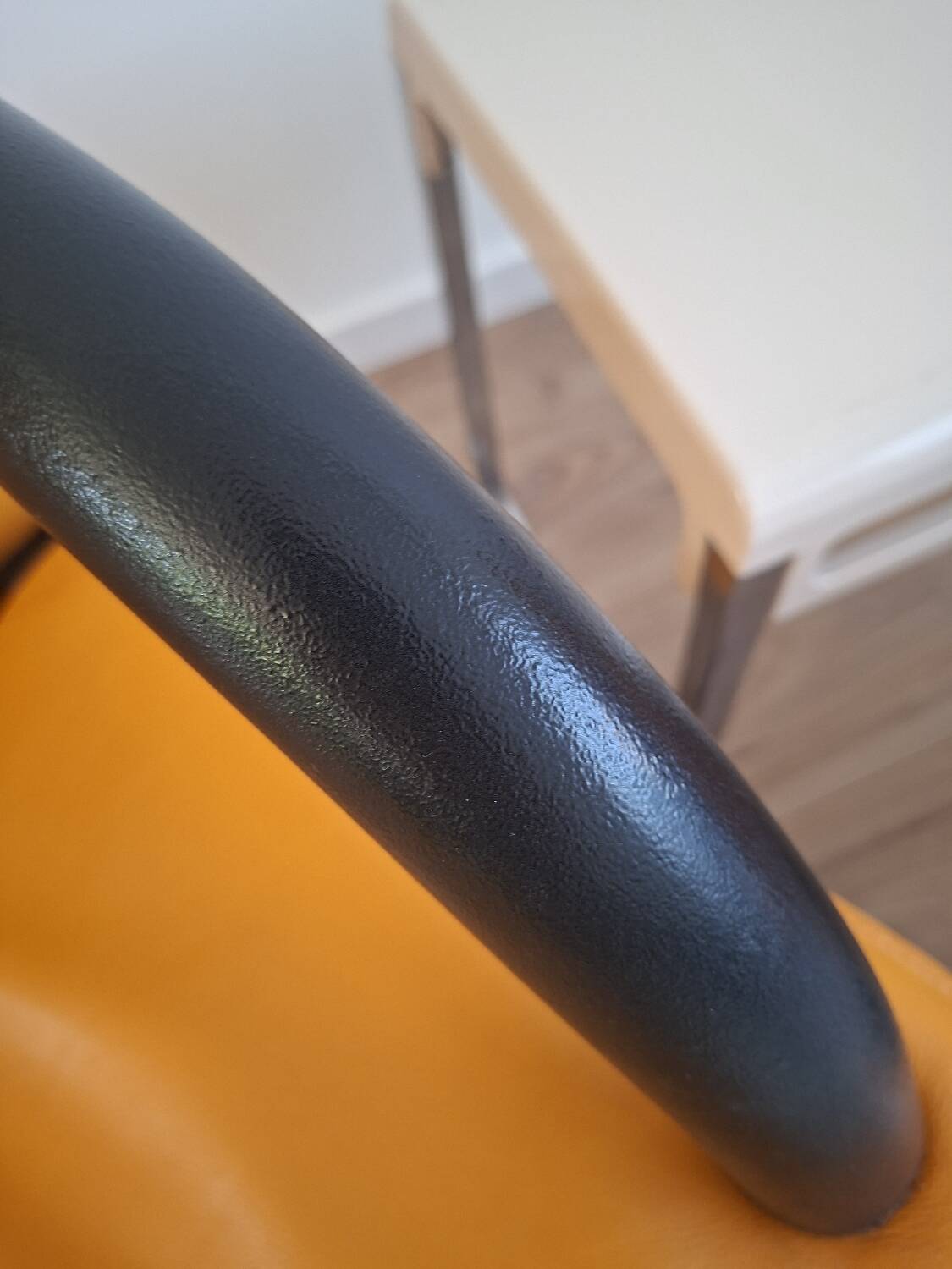 Pair of Italian leather armchairs by Arflex t.line