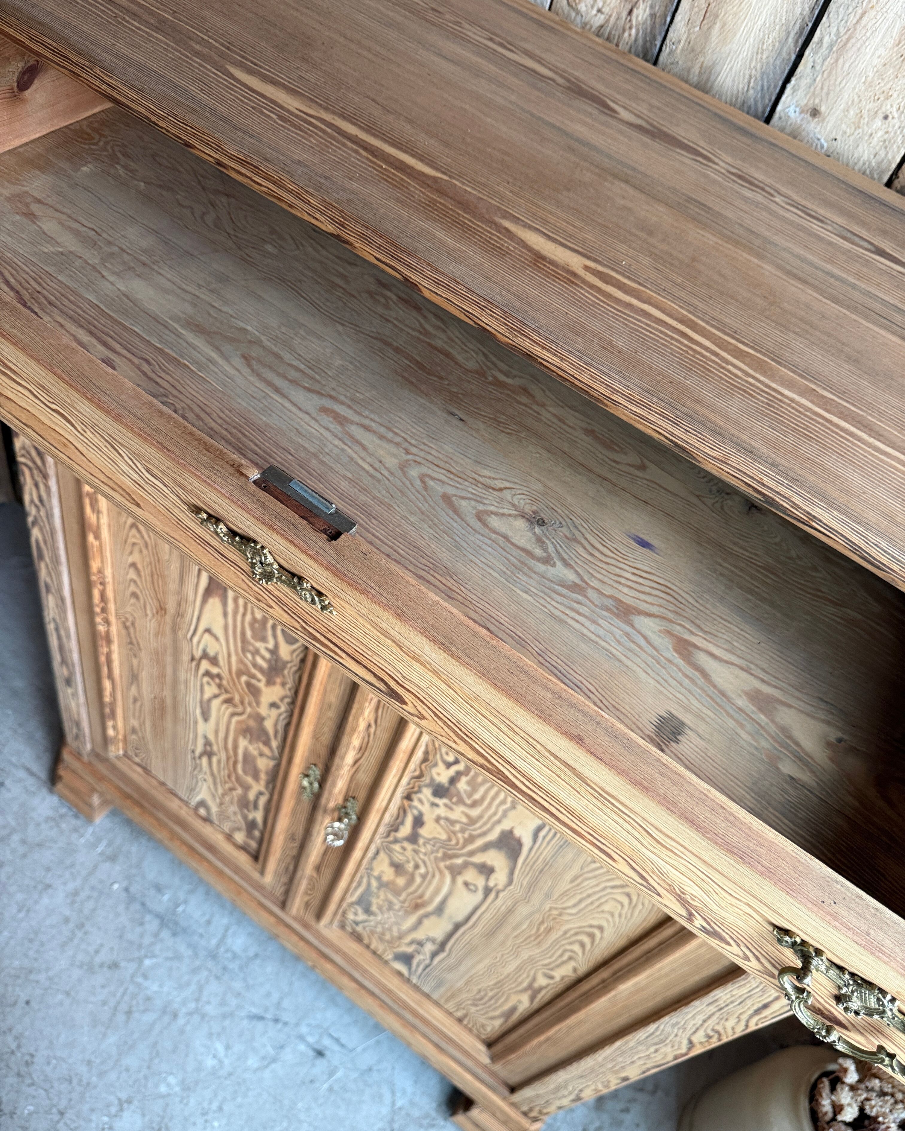 Grand Louis-Philippe buffet in pitch pine (renovated)