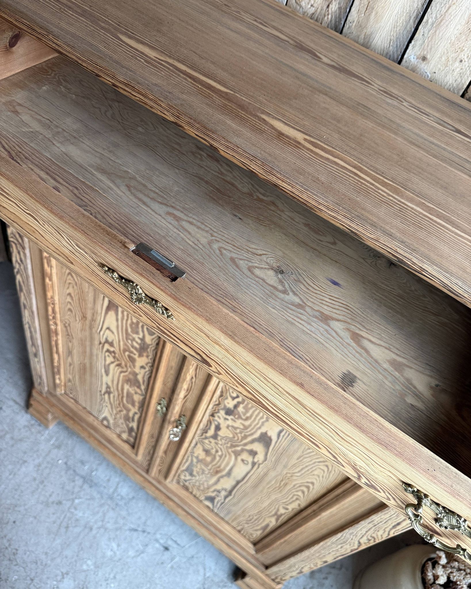 Grand Louis-Philippe buffet in pitch pine (renovated)