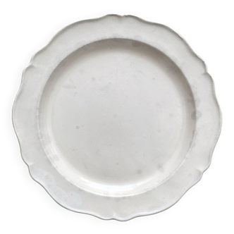 Old flat plate in fine white earthenware with Montereau scrollwork