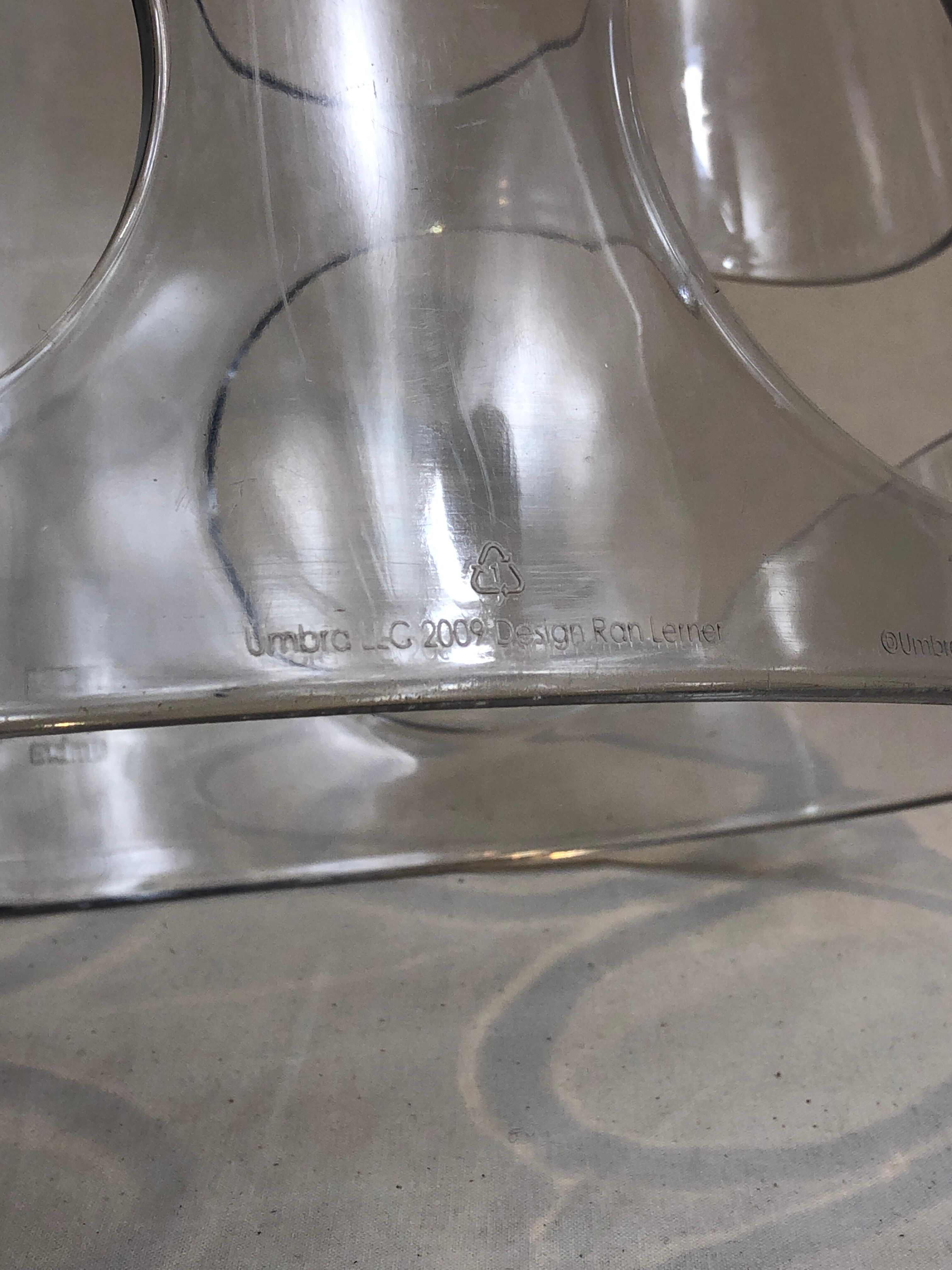 Transparent plexiglass bottle holder Umbra design Ran Lerner