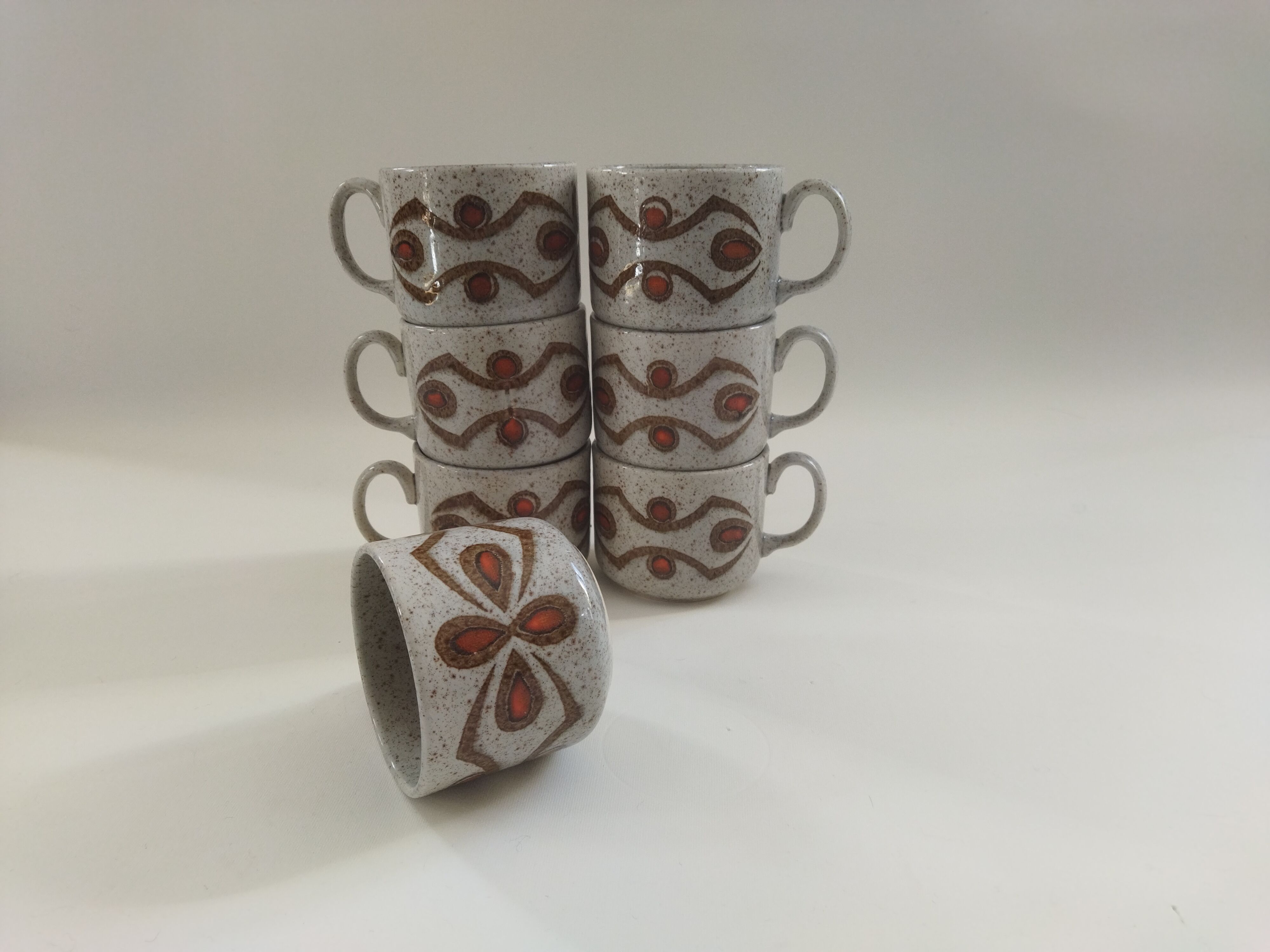 Sept tasses à déjeuner en grès 70s