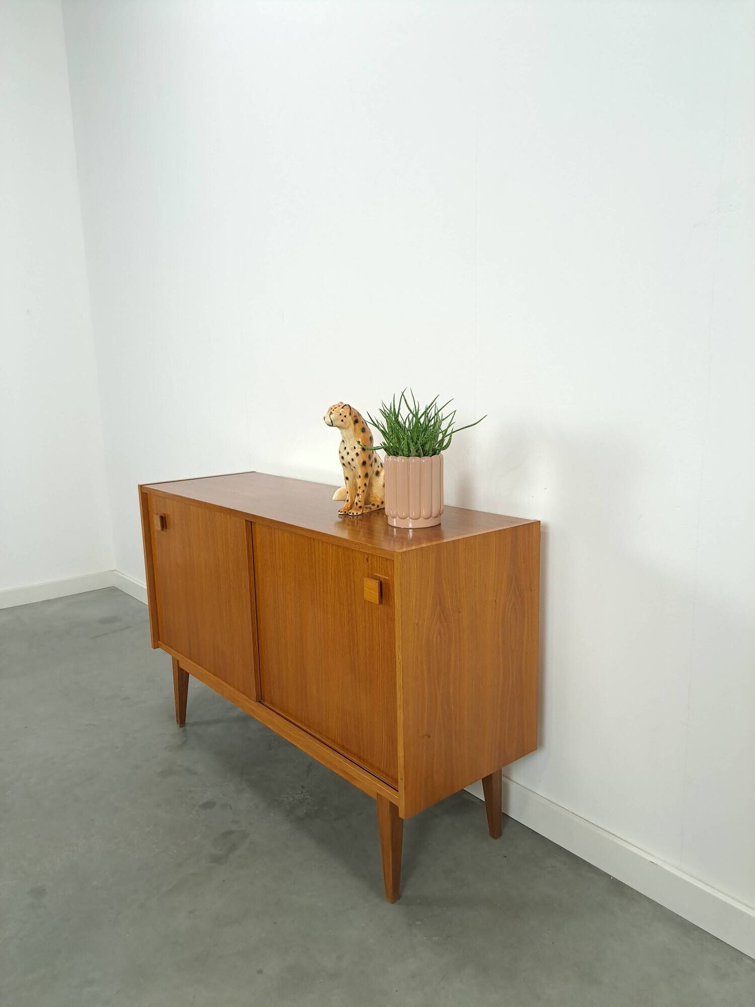 Dressoir vintage plus raffiné avec vierkante grepen et schuine poten