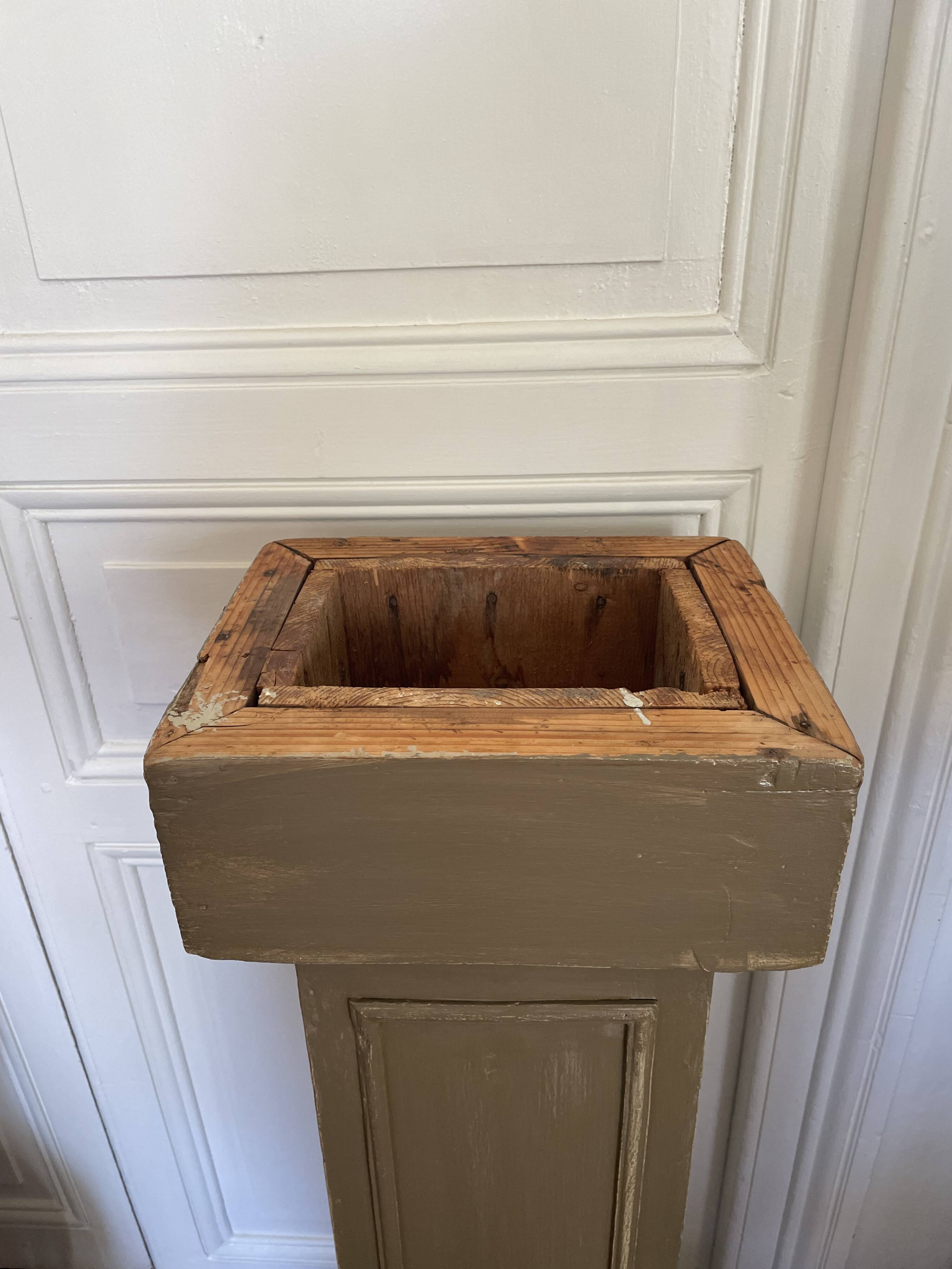 Colonne en bois peint