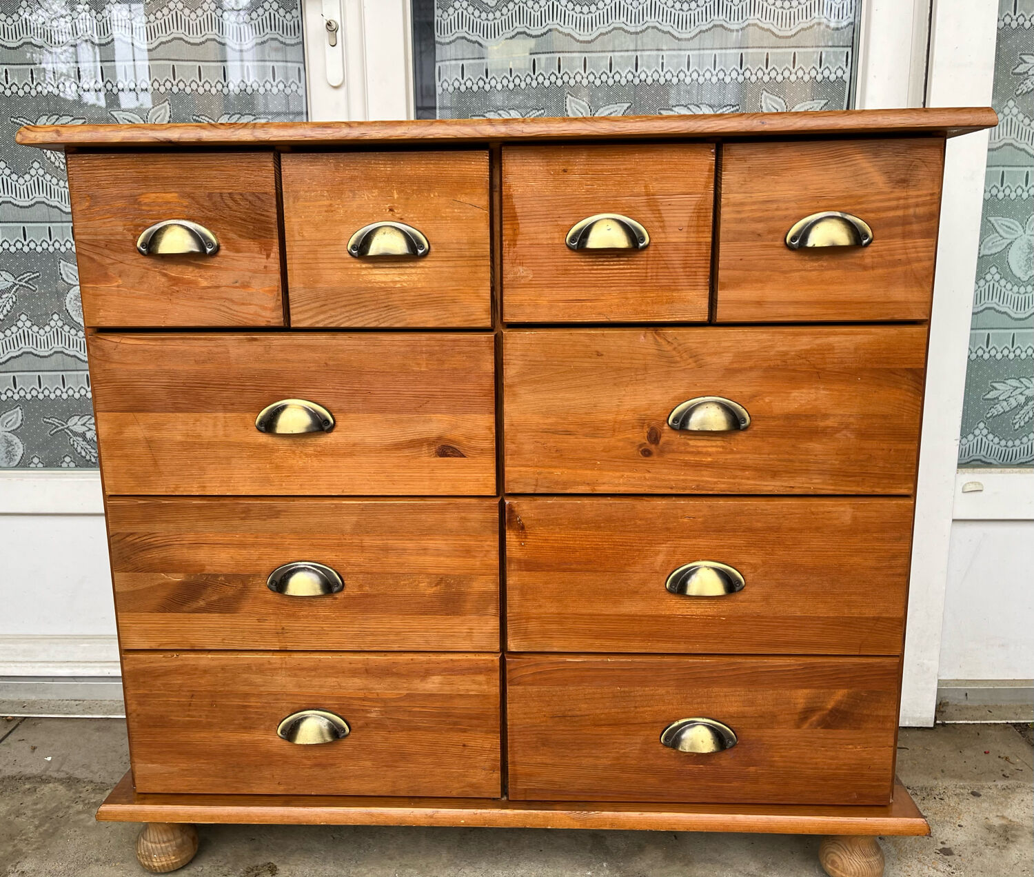 Storage cabinet with drawers