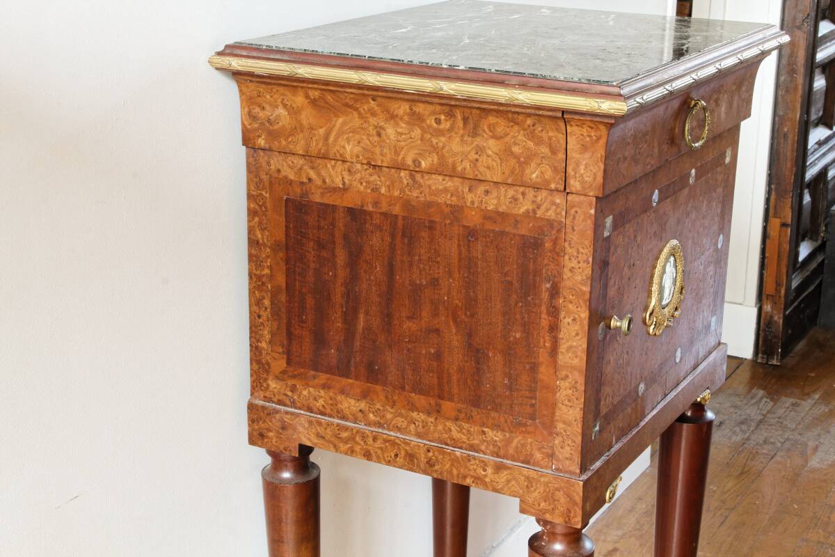 Table de chevet néoclassique, dans le goût anglais Regency Wedgewood