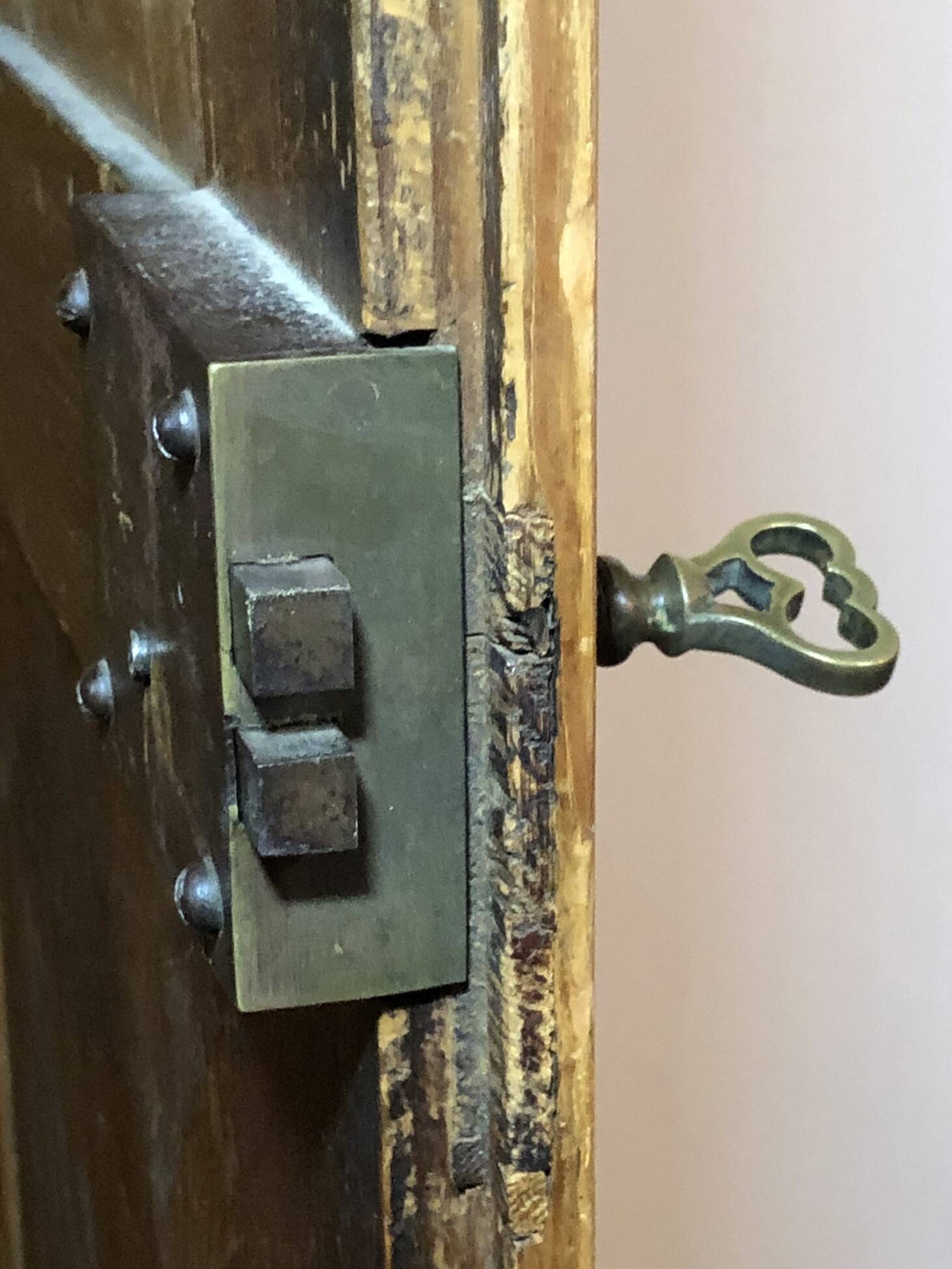 Alsatian armoire from 1878 in Pichepin – A unique and authentic piece