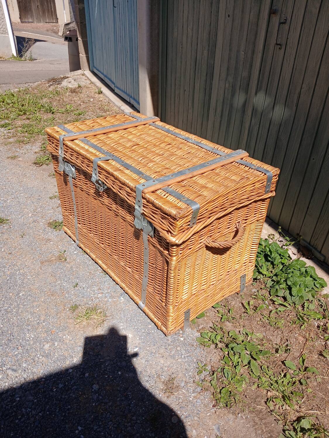 Malle de voyage ancienne en osier