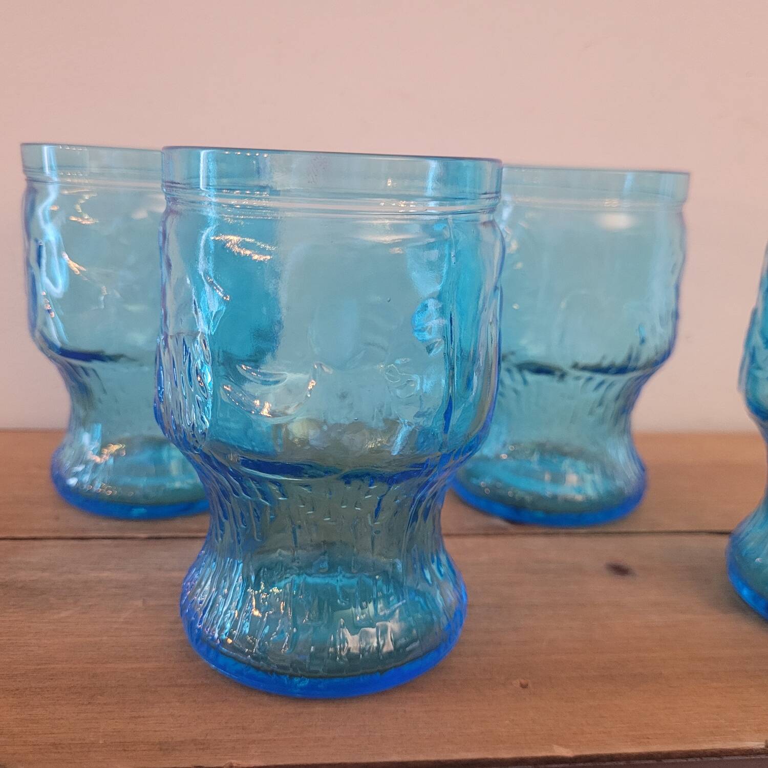 4 verres à orangeade bleus – Italie 70’s, fruits en relief