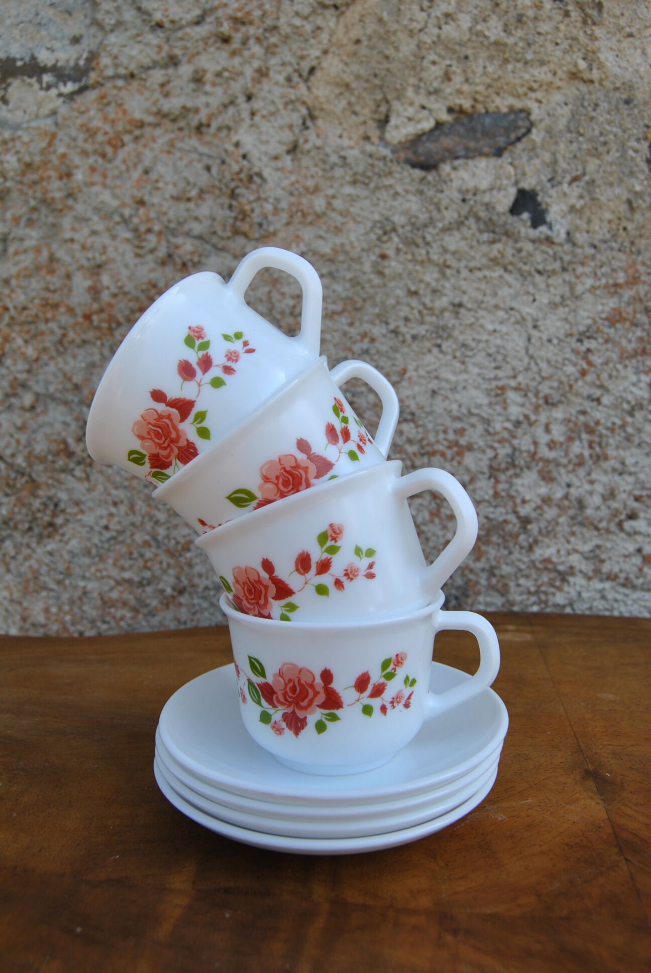 Series of 4 cups et under cups pink patterns Arcopal 80s