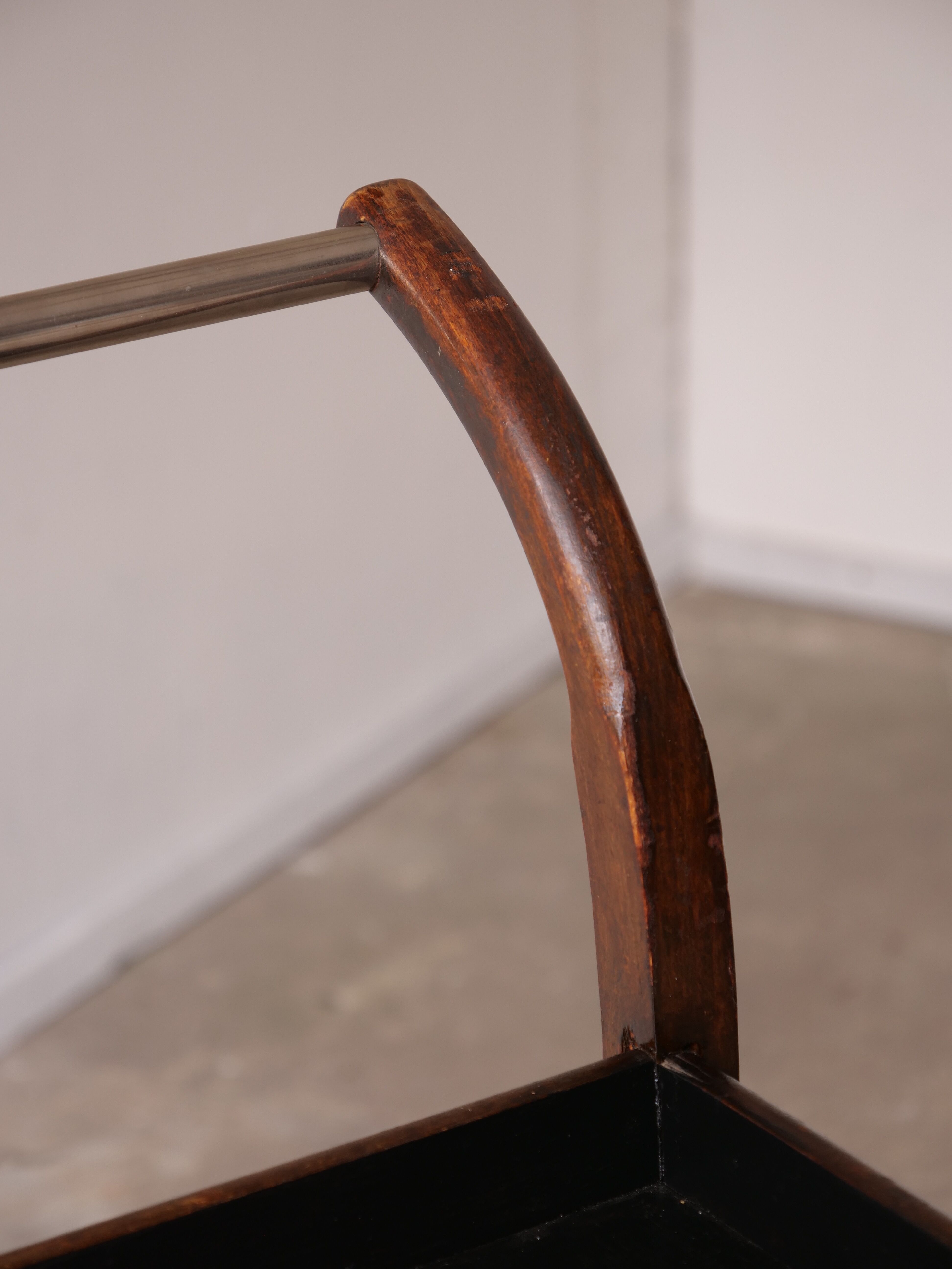 Serving art deco tork