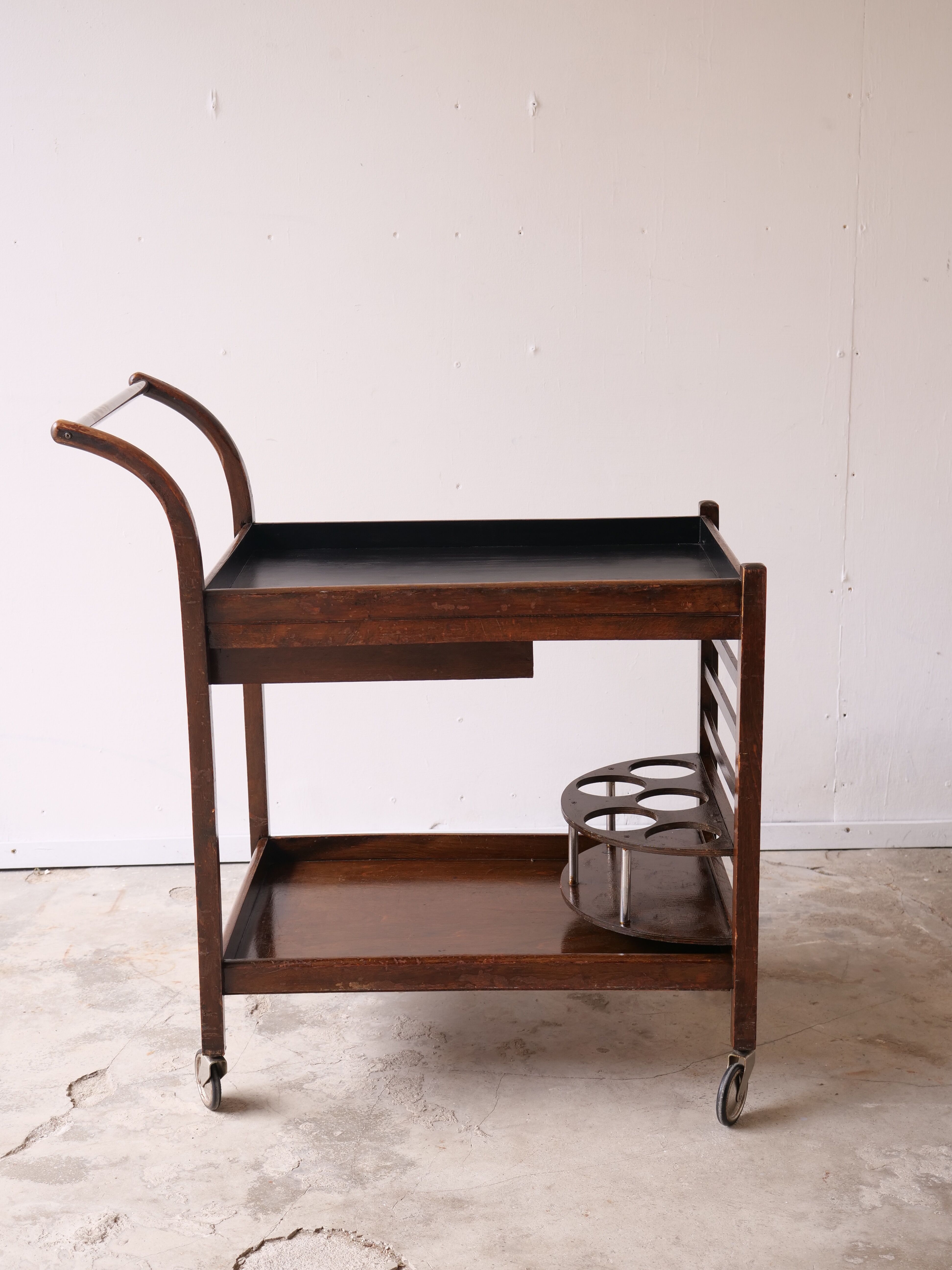 Serving art deco tork