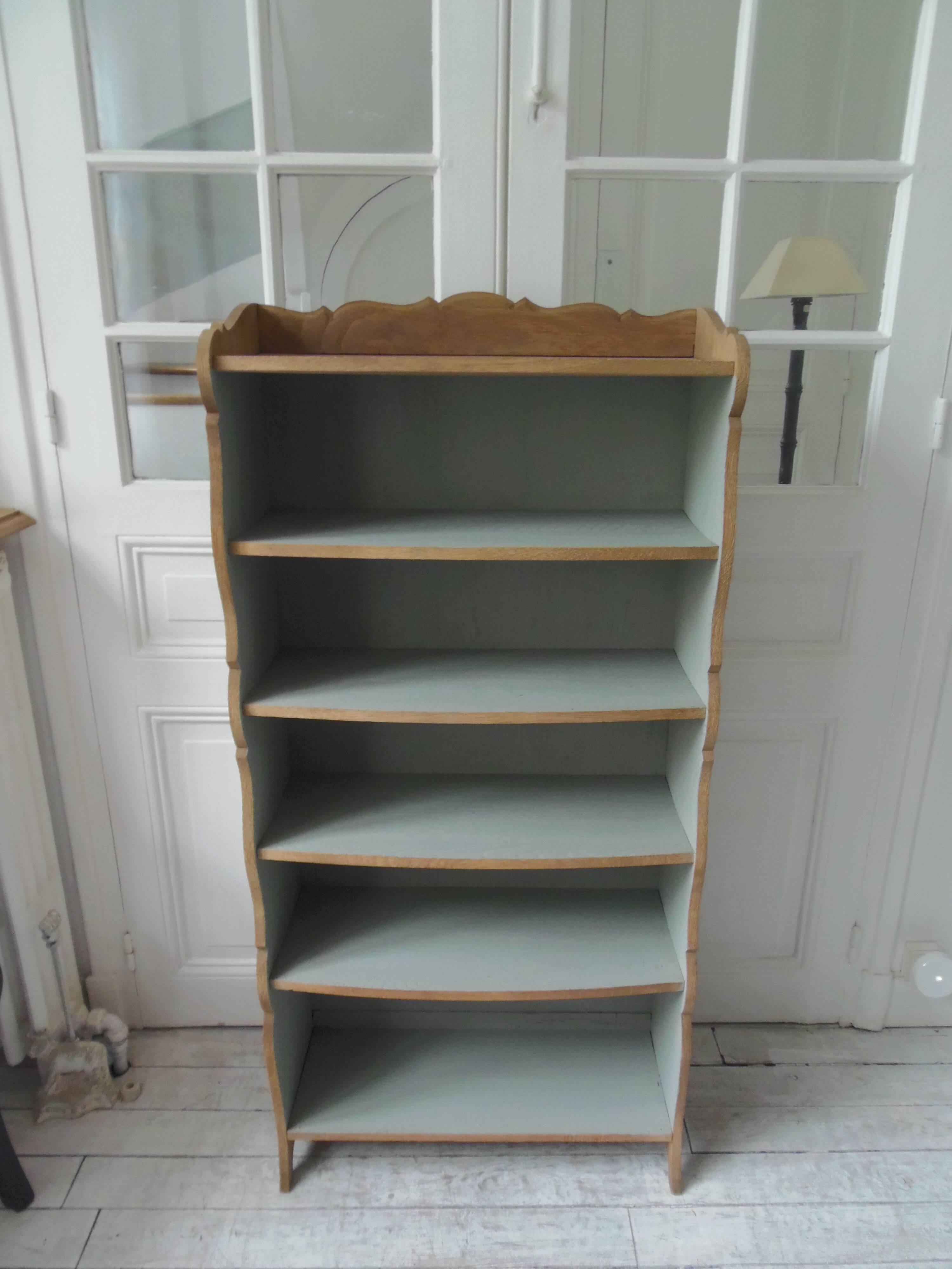 Small vintage bookcase, 5 fixed shelves, interior sublimated in verdigris, waxed finish.