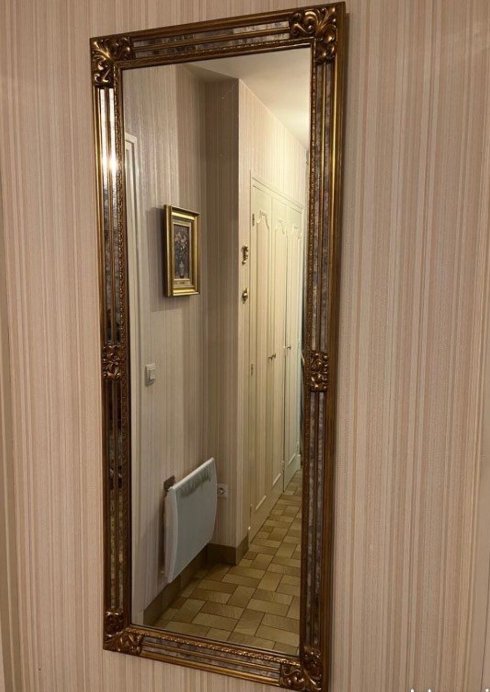 Mirror with a glazing bar