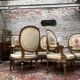 Suite de cinq fauteuils à dossier médaillon de style Louis XVI