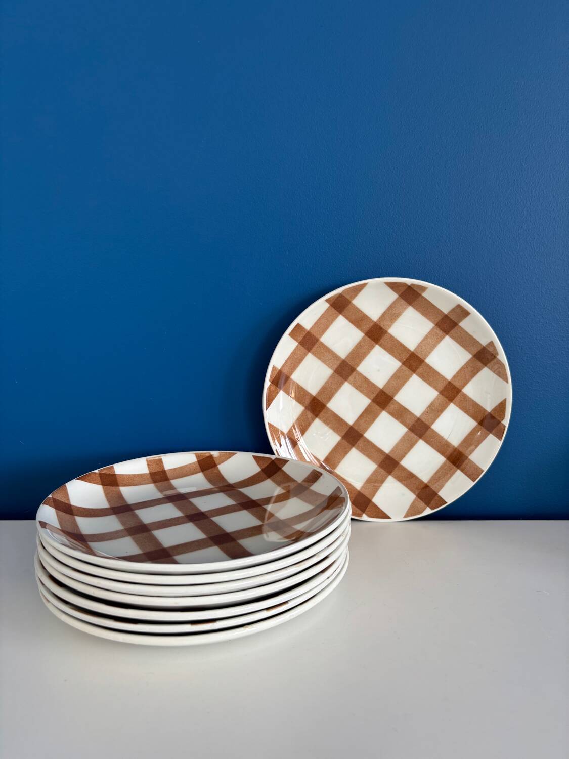 Set of 8 brown checkered plates Moulin des Loups tablecloth