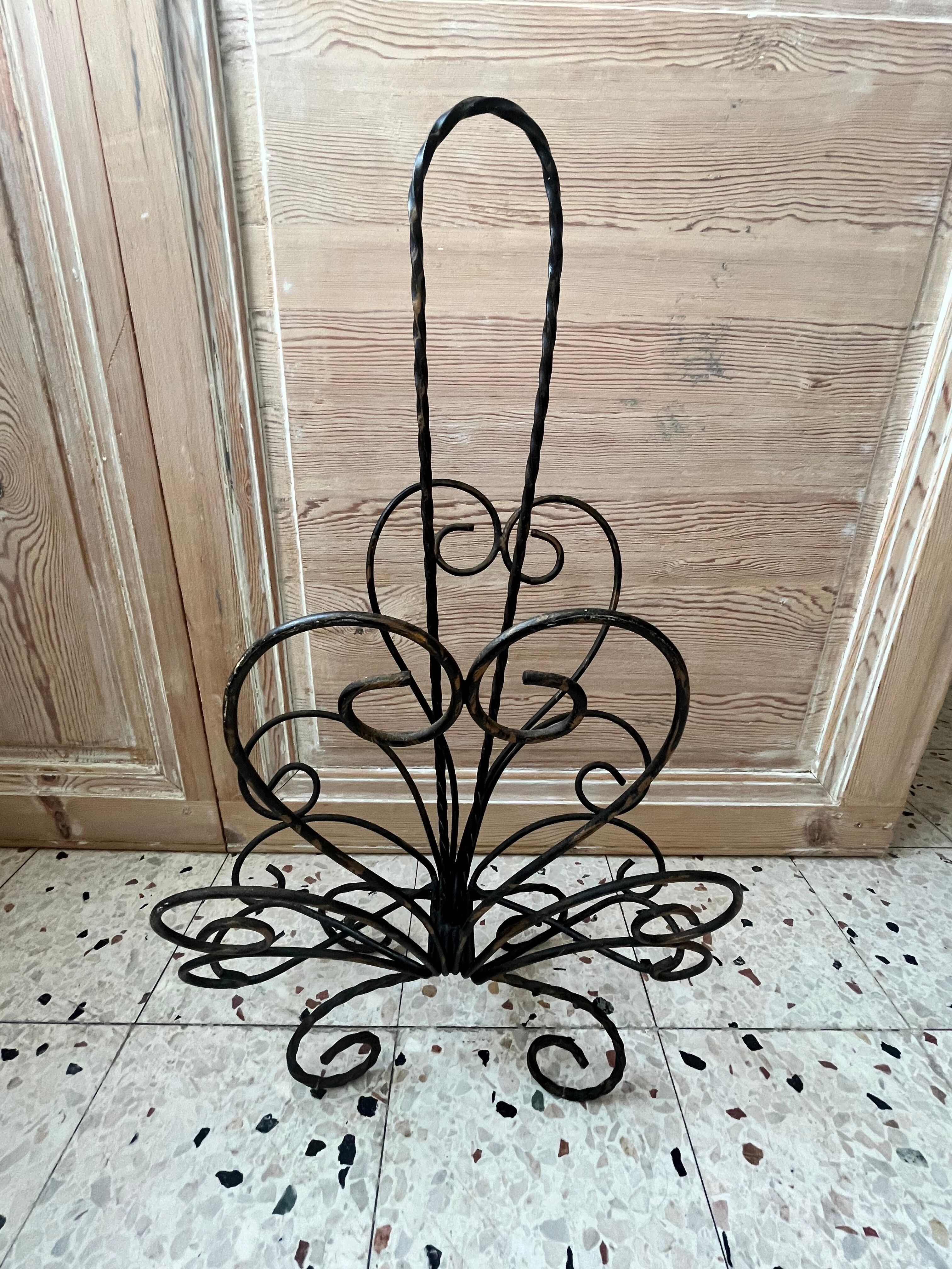 Porte revue en fer forgé