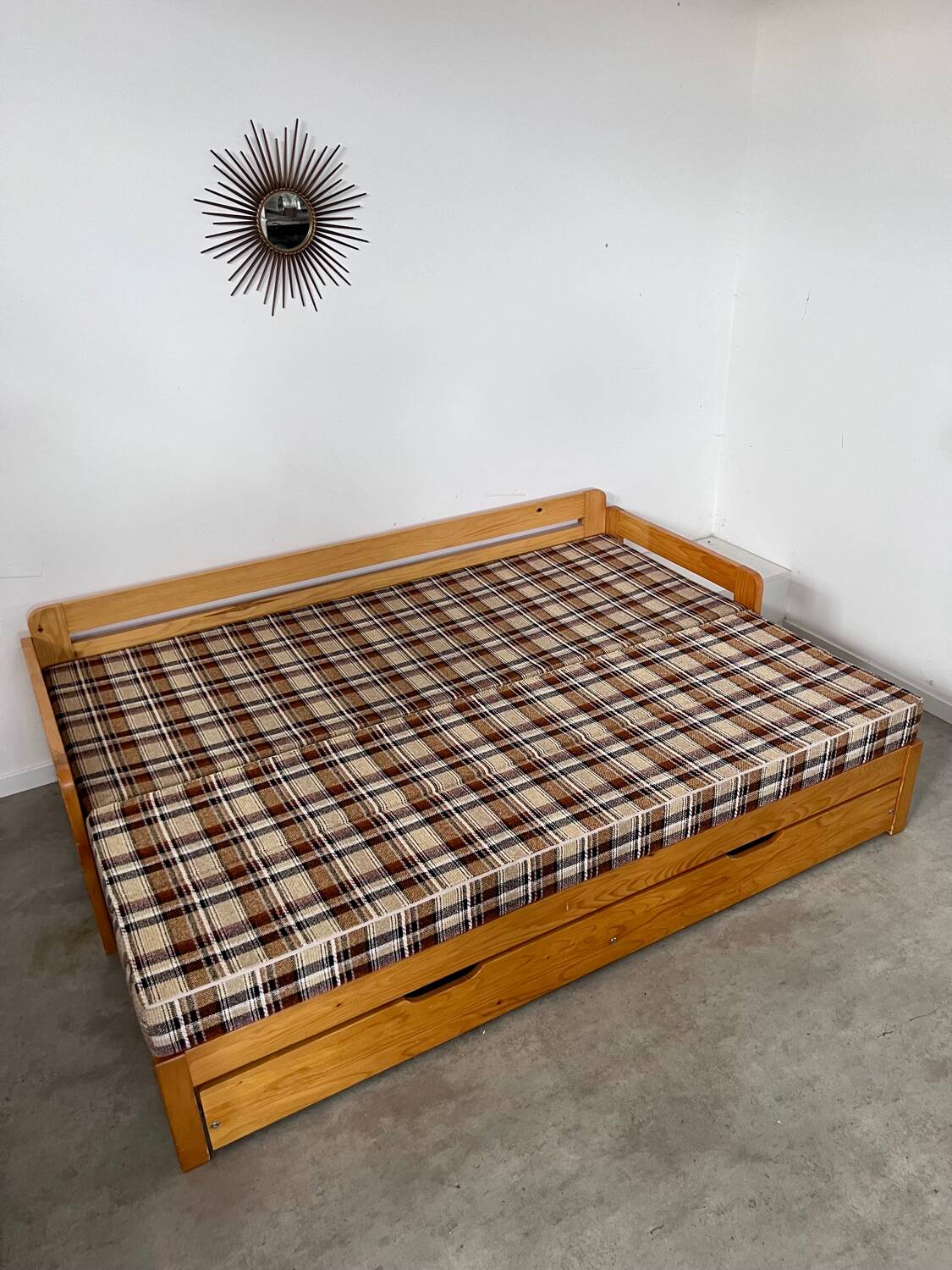 Ancien canapé lit 3 places design années 70/80 en pin vintage sofa