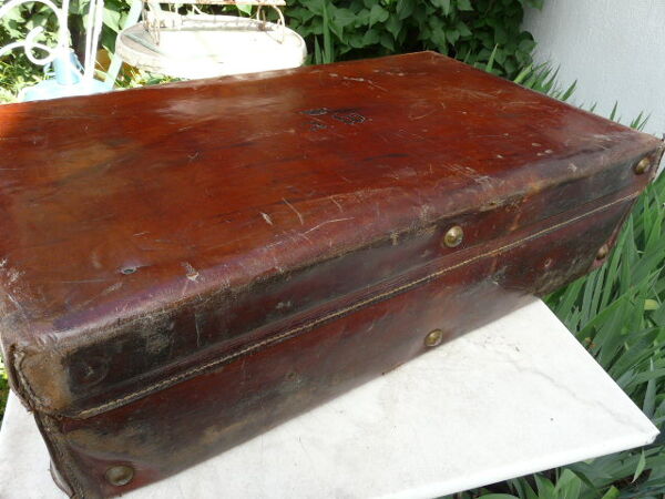 Ancienne valise de voyage cuir monogrammée et couronne baronnie